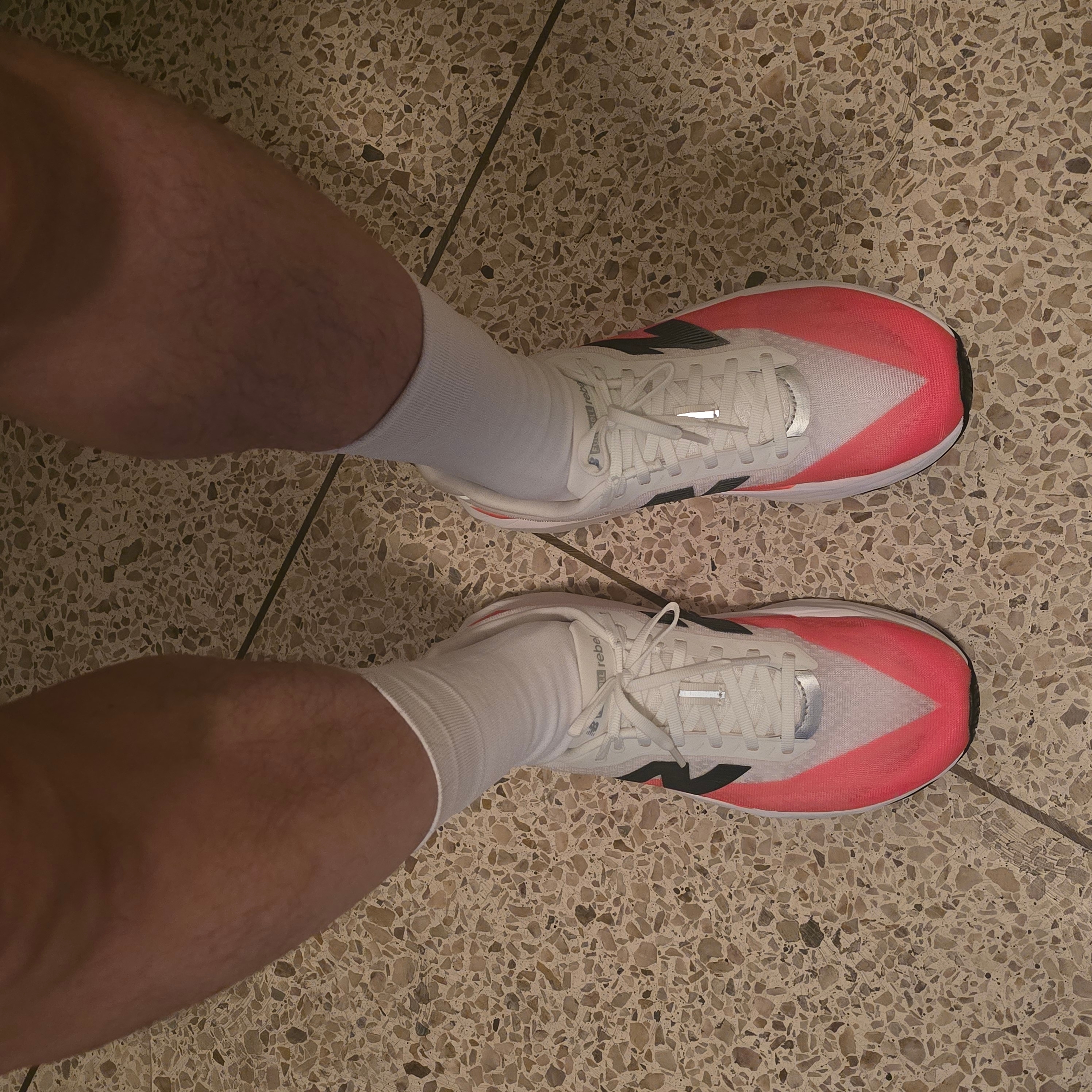 New Balance FuelCell Rebel v5 Urgent Red White Sea Salt - D Standard 착용 스타일 - 3