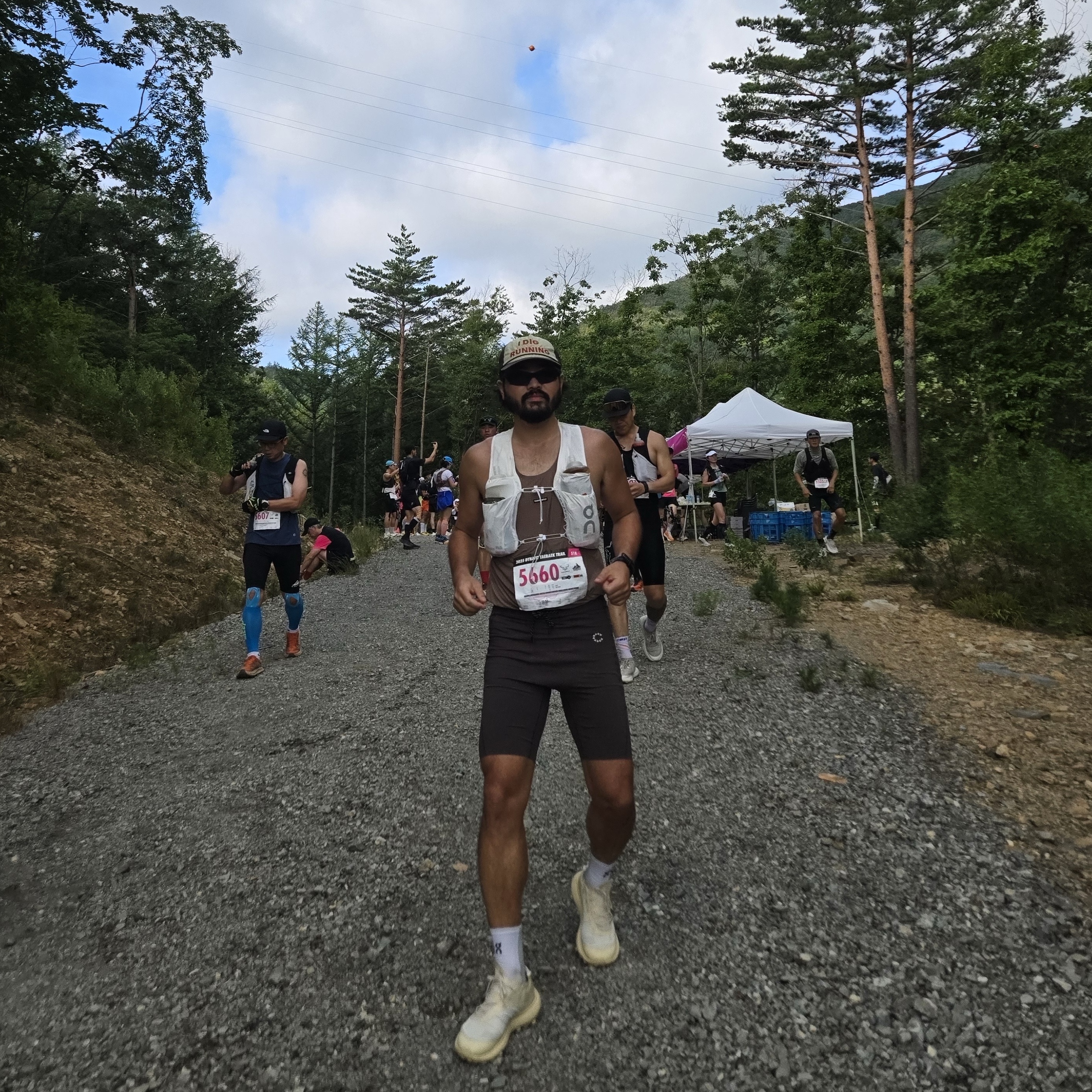 Alex Zono I Dig Running Trucker Hat OG Brown, Oakley Plantaris Matte Black Frame Prizm Grey Lenses Regular Universal Fit 착용 스타일