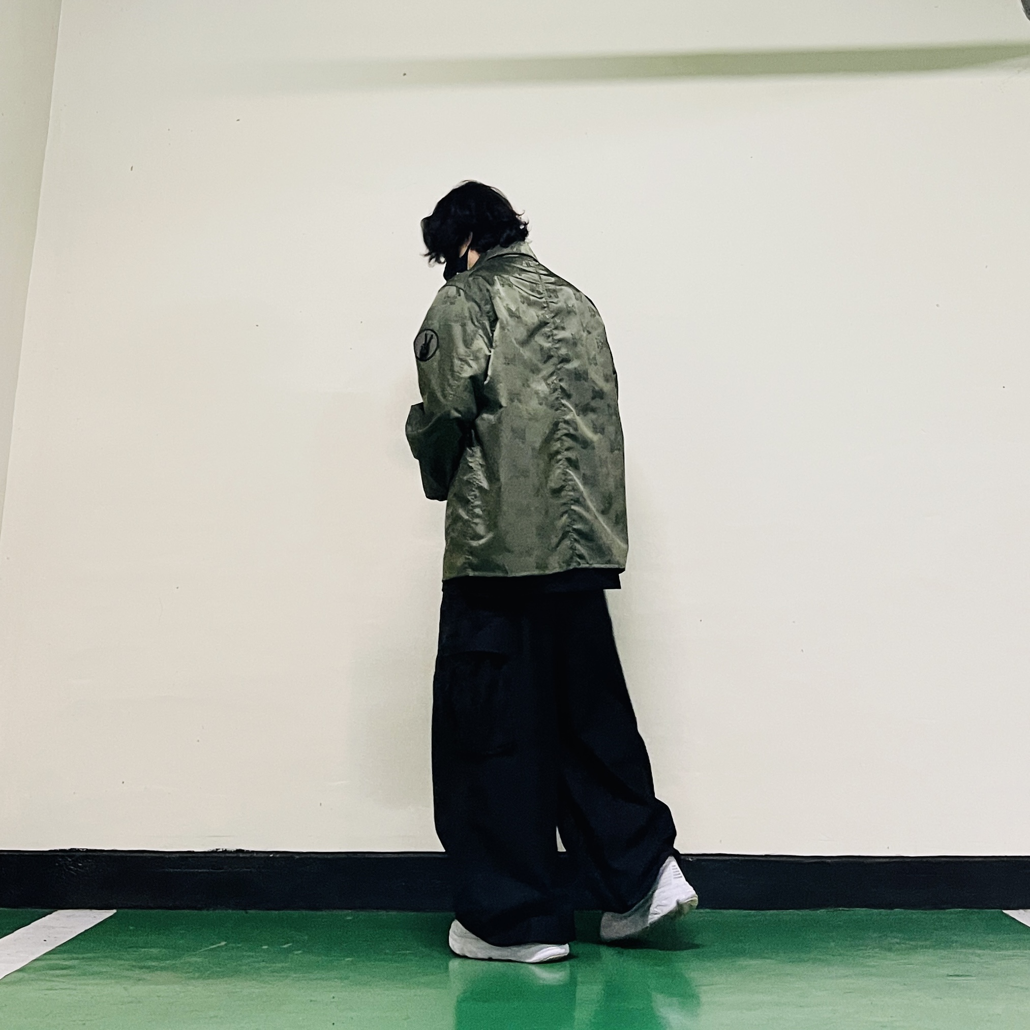 Needles D.N. Coverall Papillon Jacquard Sateen Olive, Needles H.D. BDU Pants Black 착용 스타일 - 3