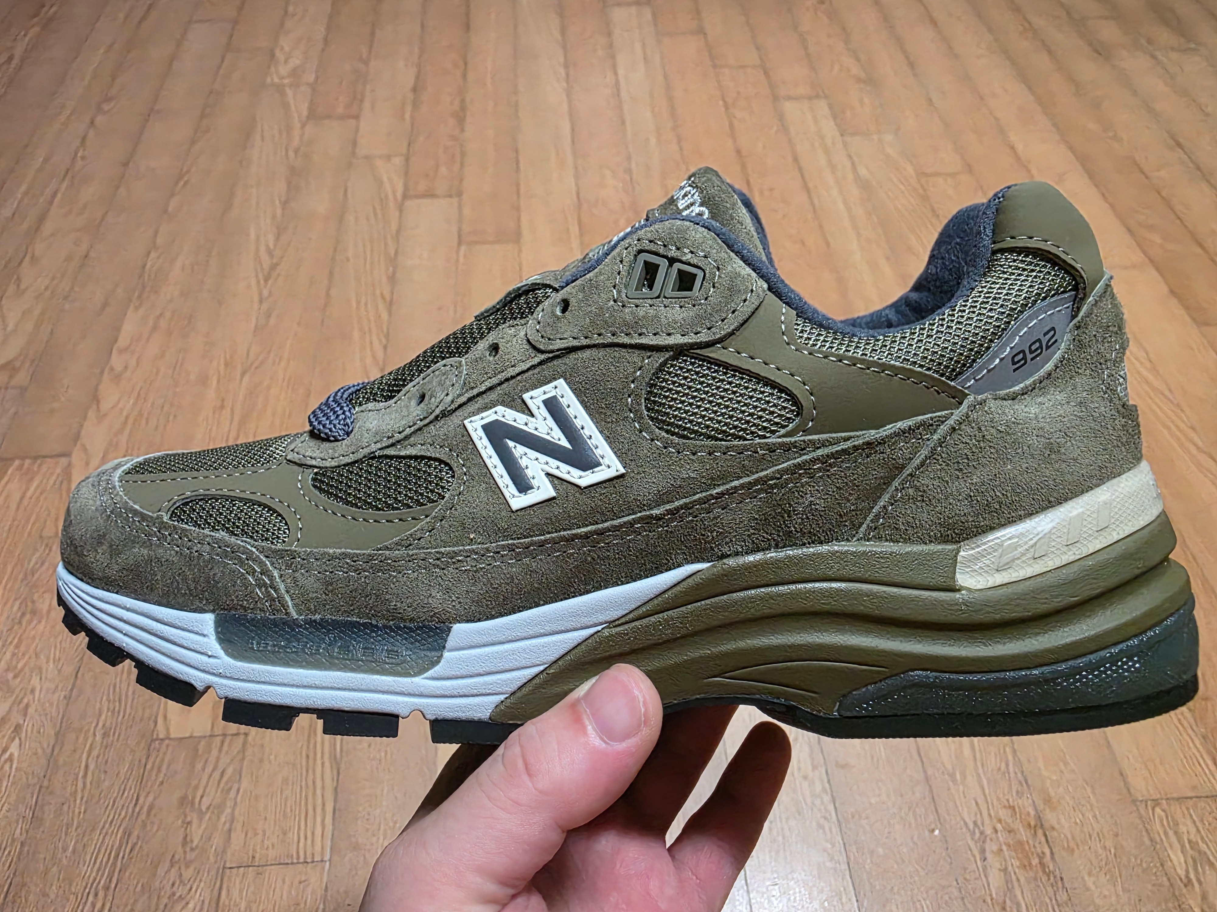 New Balance 992 Made in USA Dark Camo Covert Green - D Standard 착용 스타일 - 2