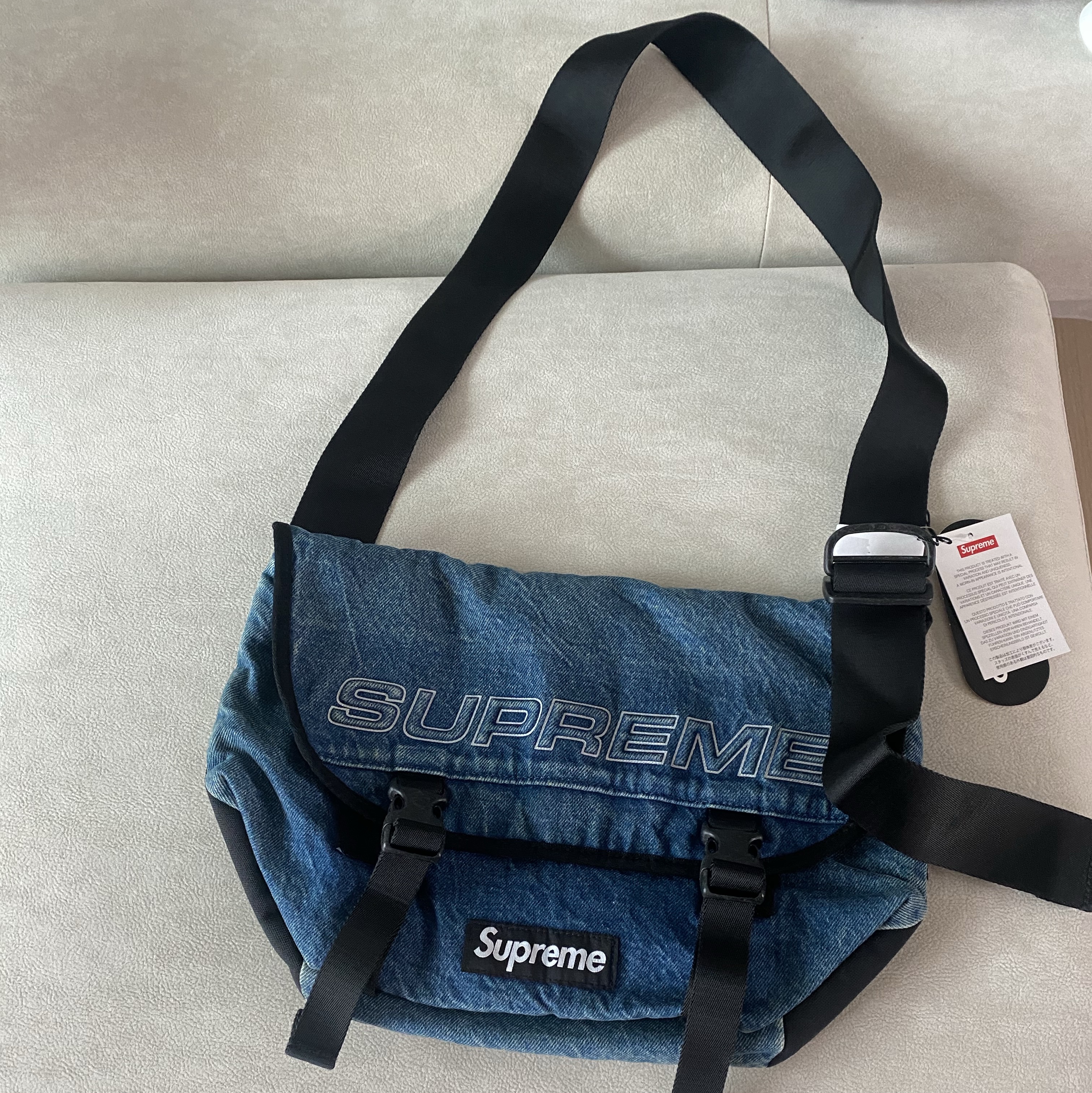 Supreme Denim Messenger Bag Washed Indigo - 25FW, Supreme Mini Messenger Bag Snow Camo - 25SS 착용 스타일 - 1