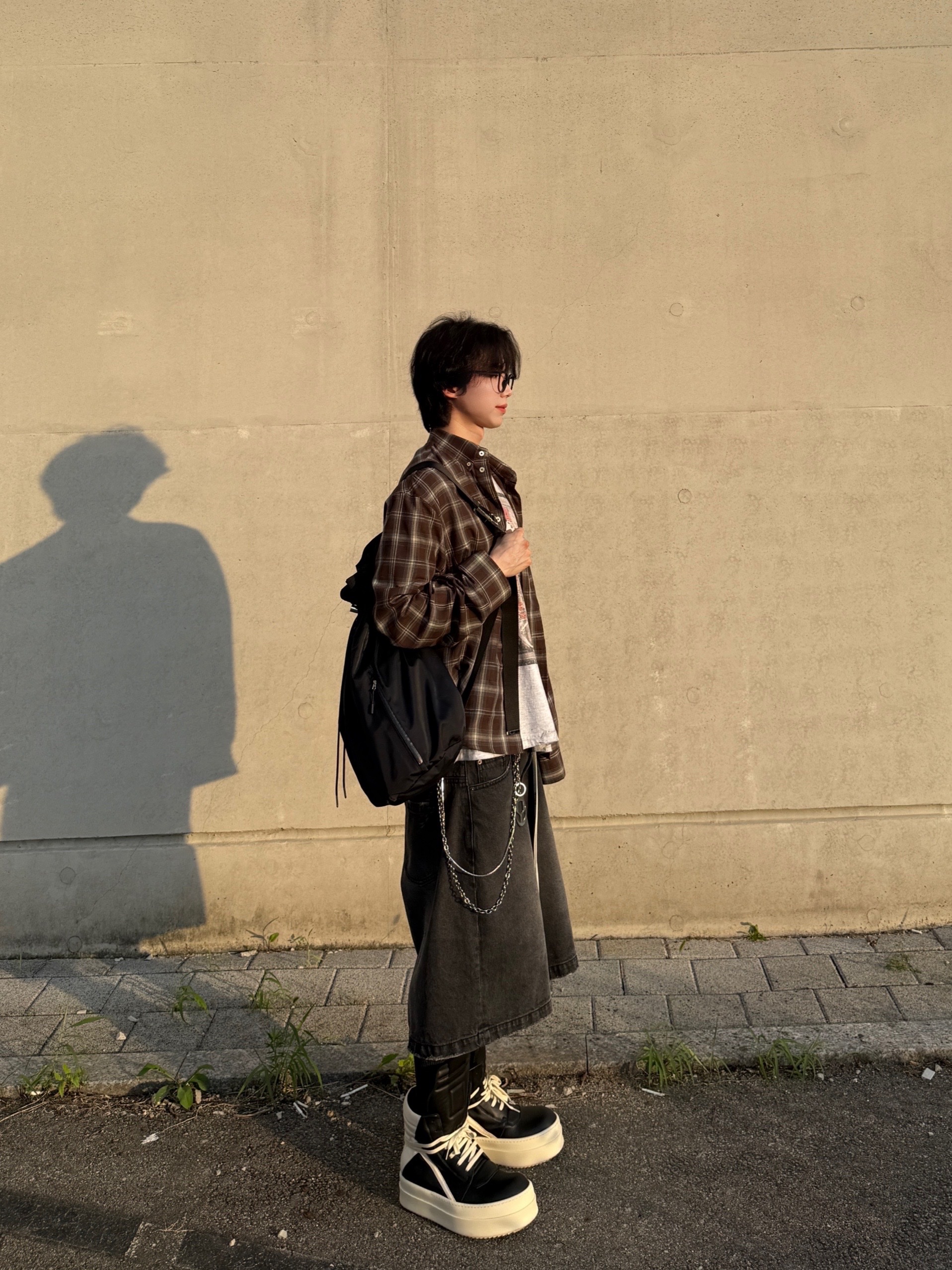 MJD Cropped Check Shirt Choco Brown, Rick Owens Hollywood Mega Bumper Geobasket in Full Grain Calf Leather Black Milk 착용 스타일 - 2