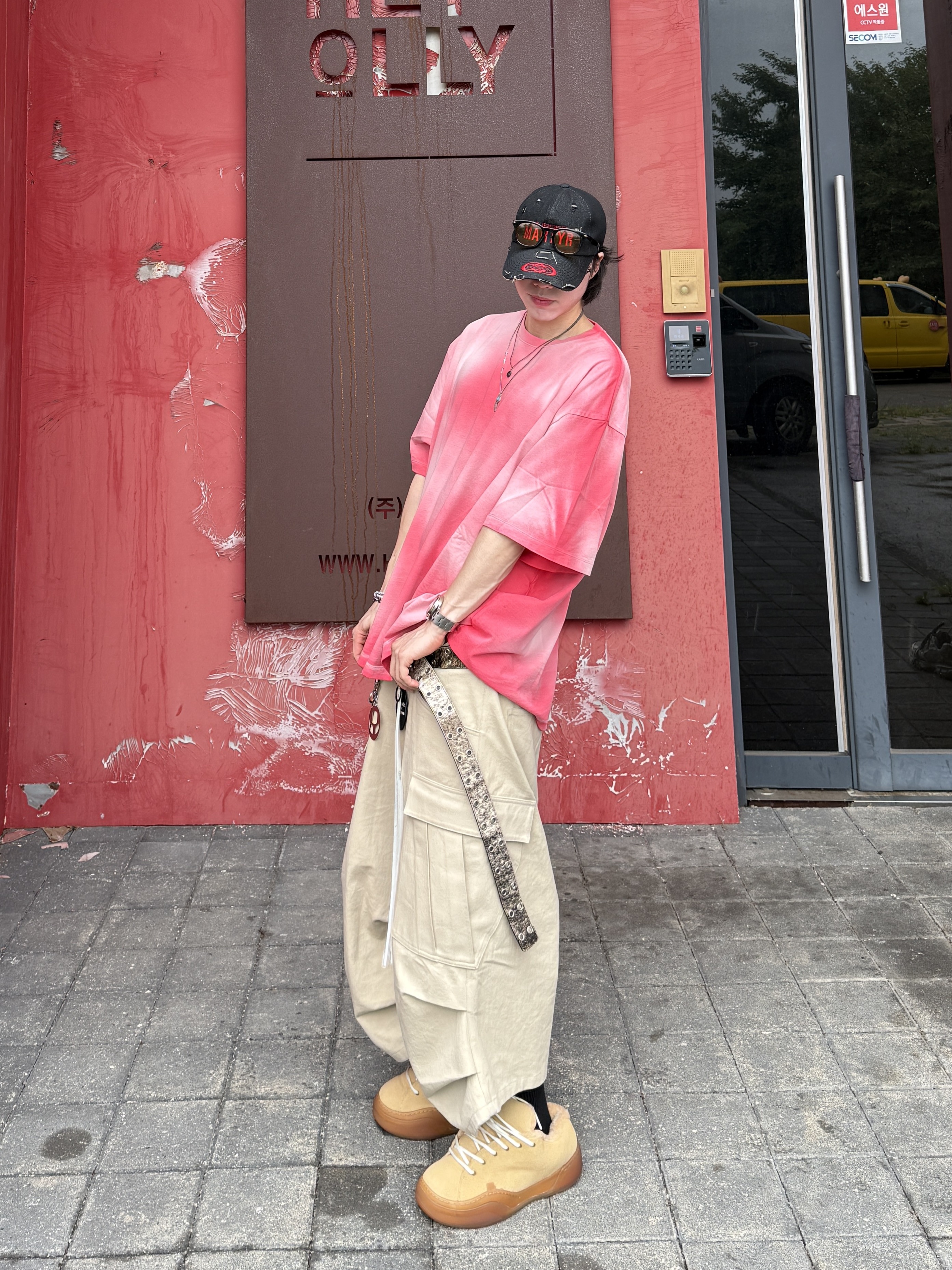 MJD x Kamien Double Hole Belt Oak Brown, Nonnod Back Detail T-Shirt Deep Pink 착용 스타일 - 1
