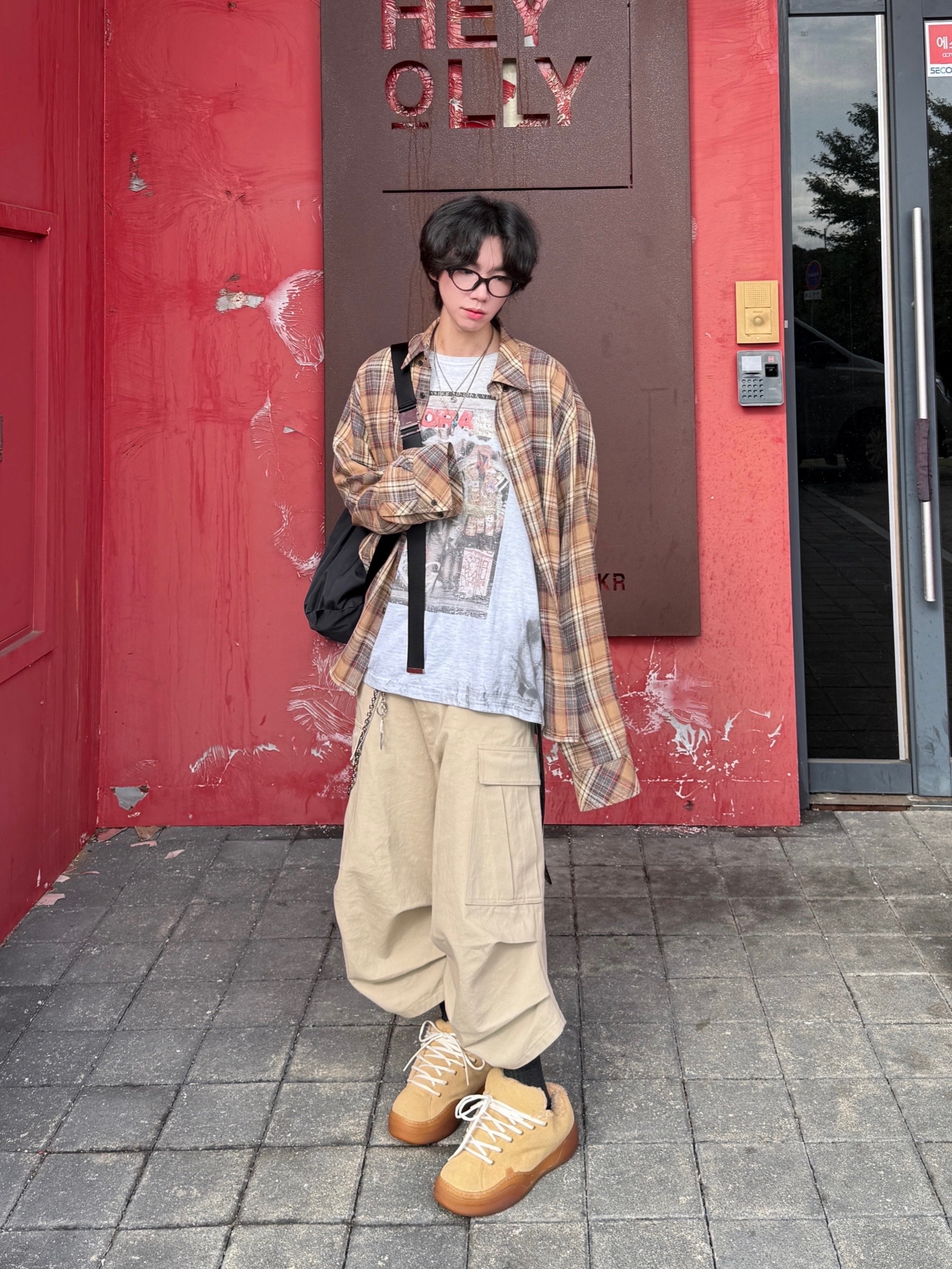 Nonnod Side Cargo Shorts Beige, GRAILZ x KOIN SEOUL Magazine T-Shirts Melange Grey 착용 스타일 - 1