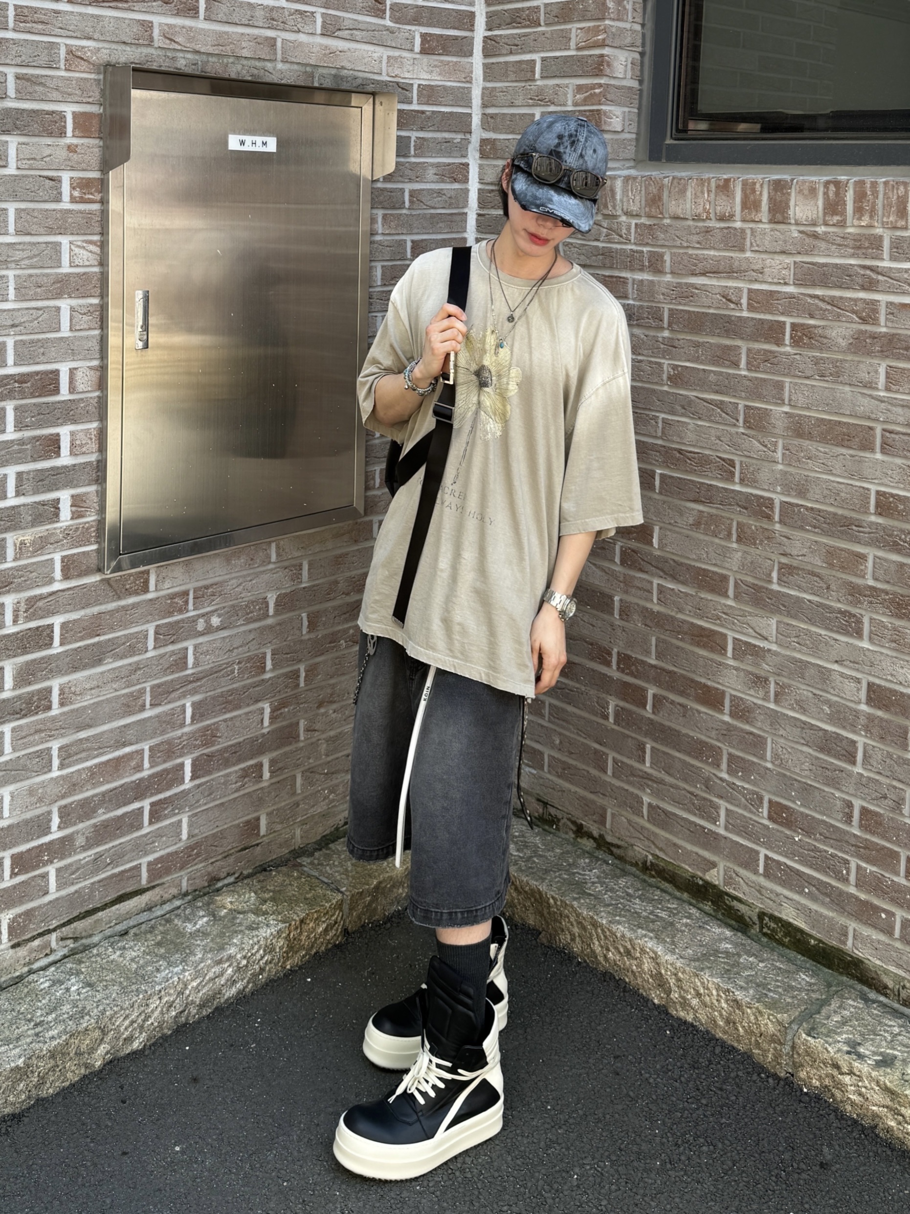 Rick Owens Hollywood Mega Bumper Geobasket in Full Grain Calf Leather Black Milk, MJD x Kamien Double Hole Belt Oak Brown 착용 스타일 - 4