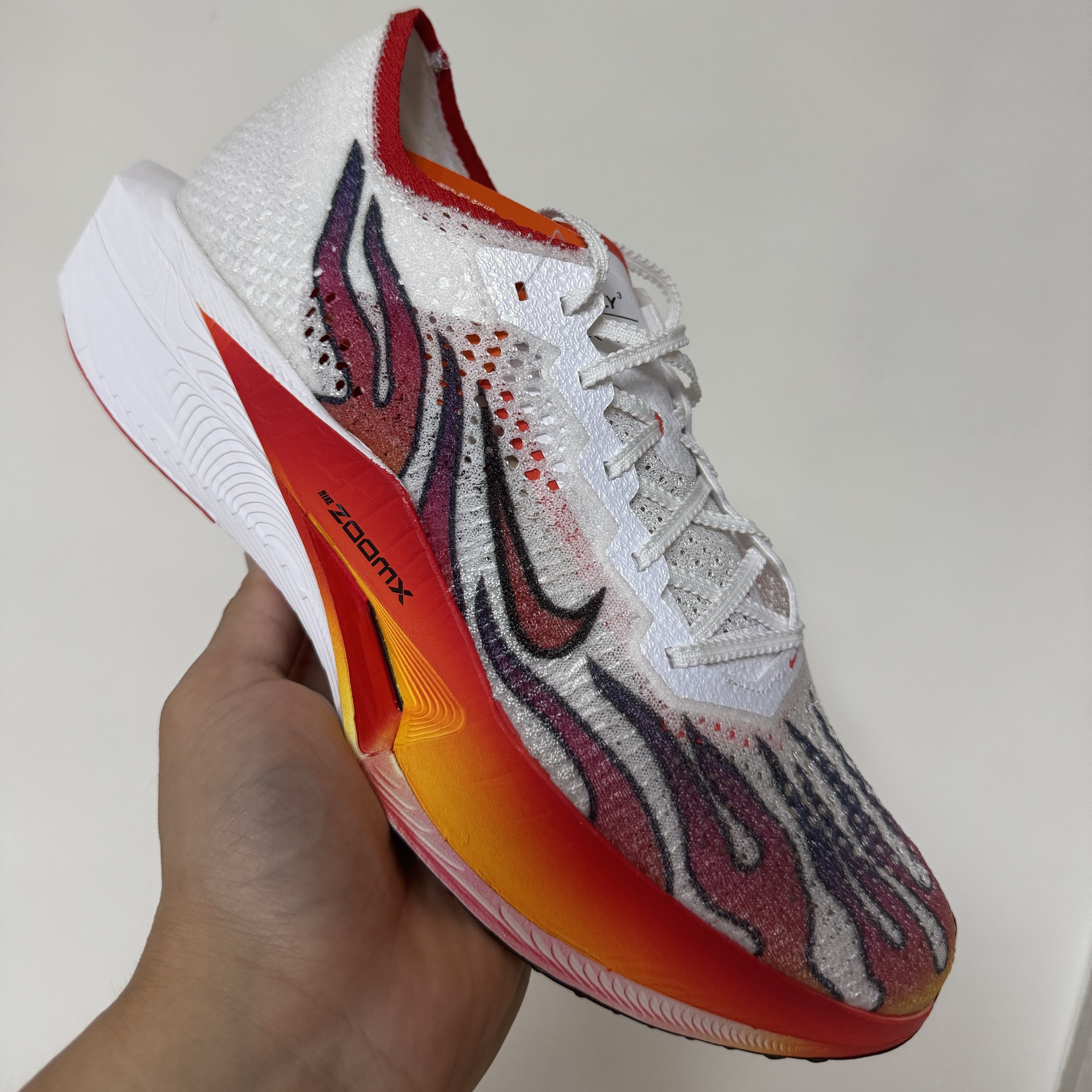 Nike ZoomX Vaporfly Next% 3 PRM White Habanero Red 착용 스타일 - 1