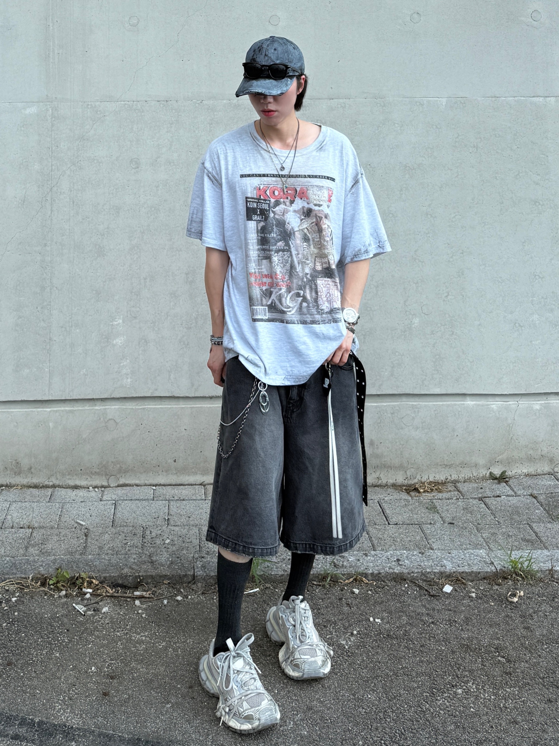 Balenciaga 3XL Sneakers Light Beige, GRAILZ x KOIN SEOUL Magazine T-Shirts Melange Grey 착용 스타일 - 7
