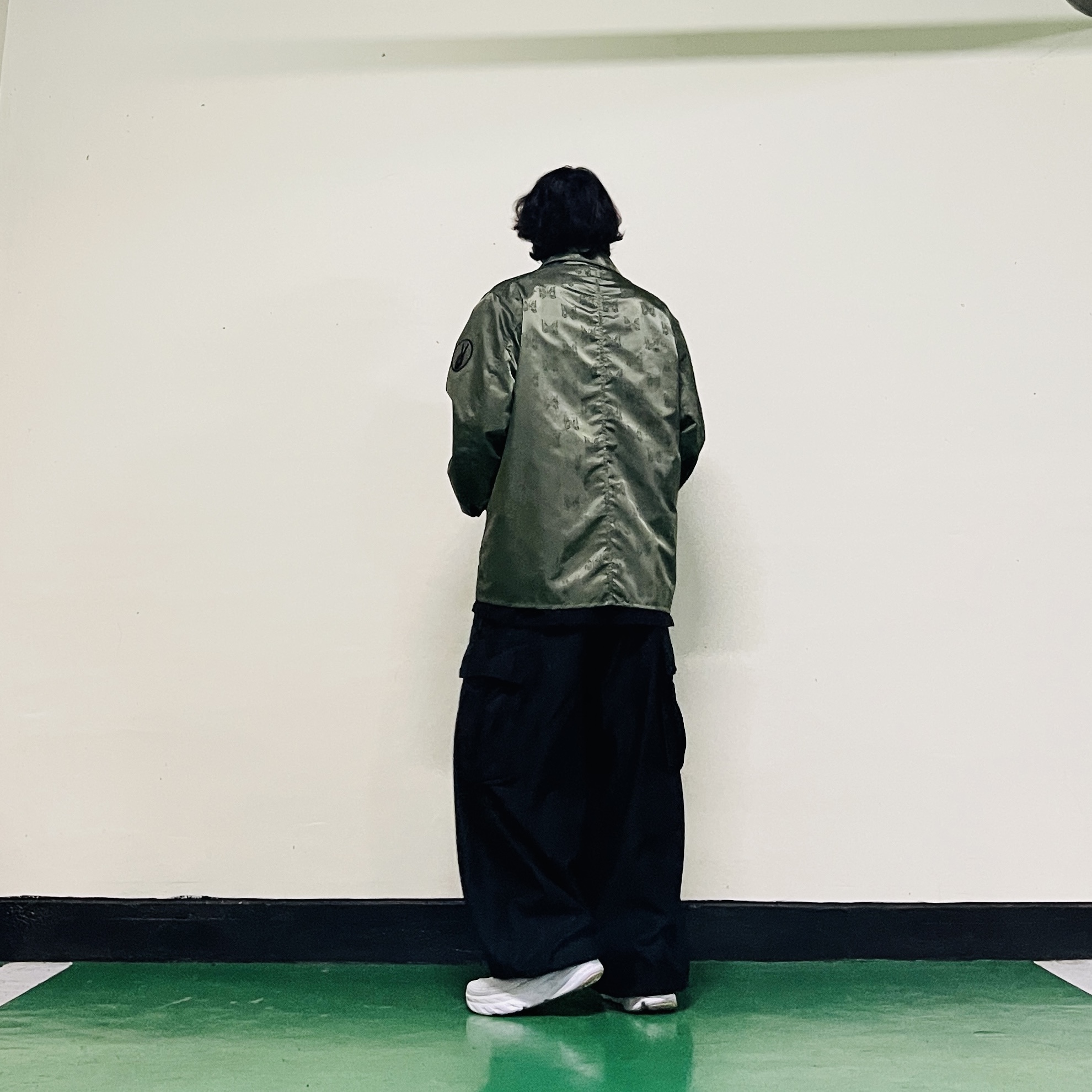 Needles D.N. Coverall Papillon Jacquard Sateen Olive, Needles H.D. BDU Pants Black 착용 스타일 - 4