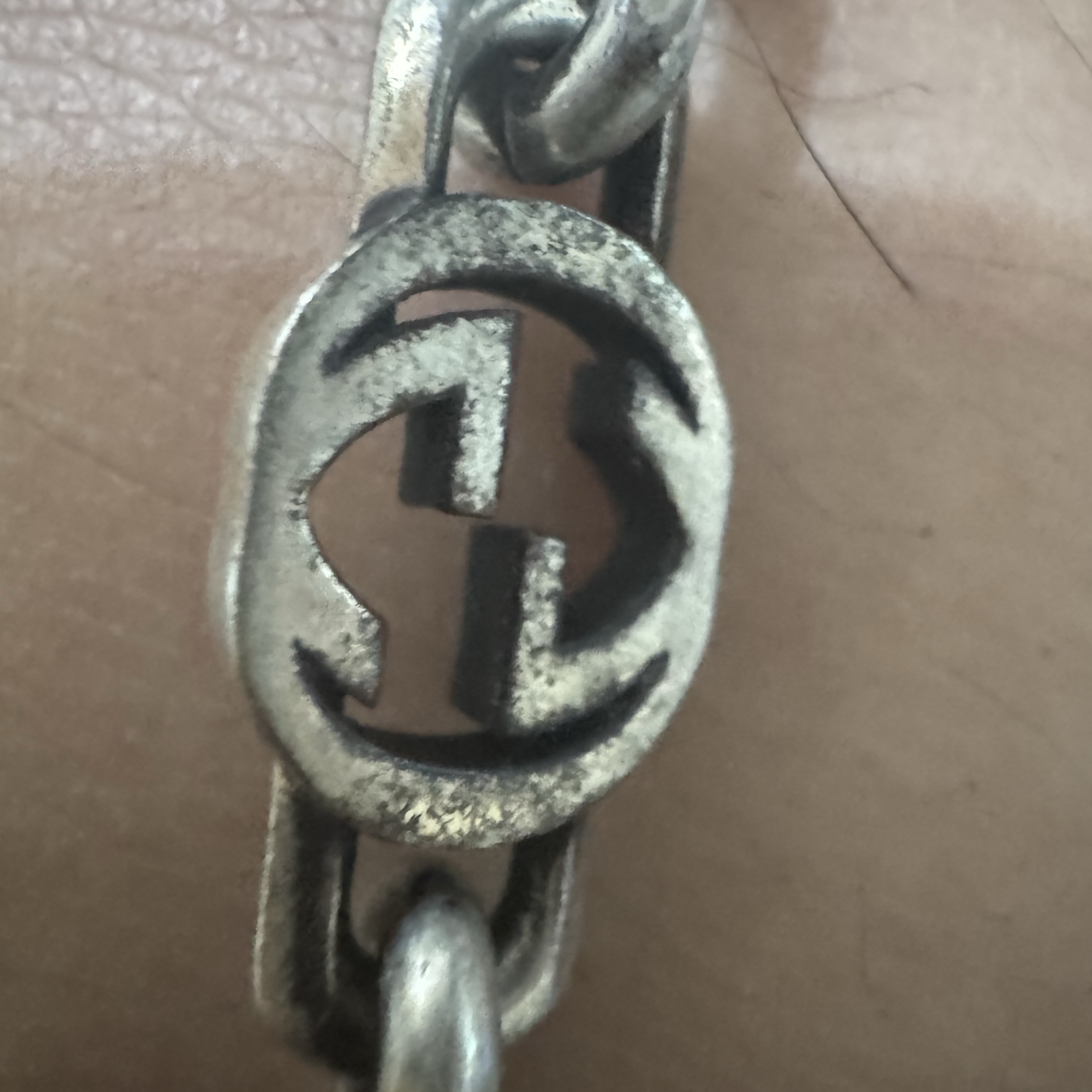 Gucci Interlocking G Bracelet Silver 착용 스타일 - 2