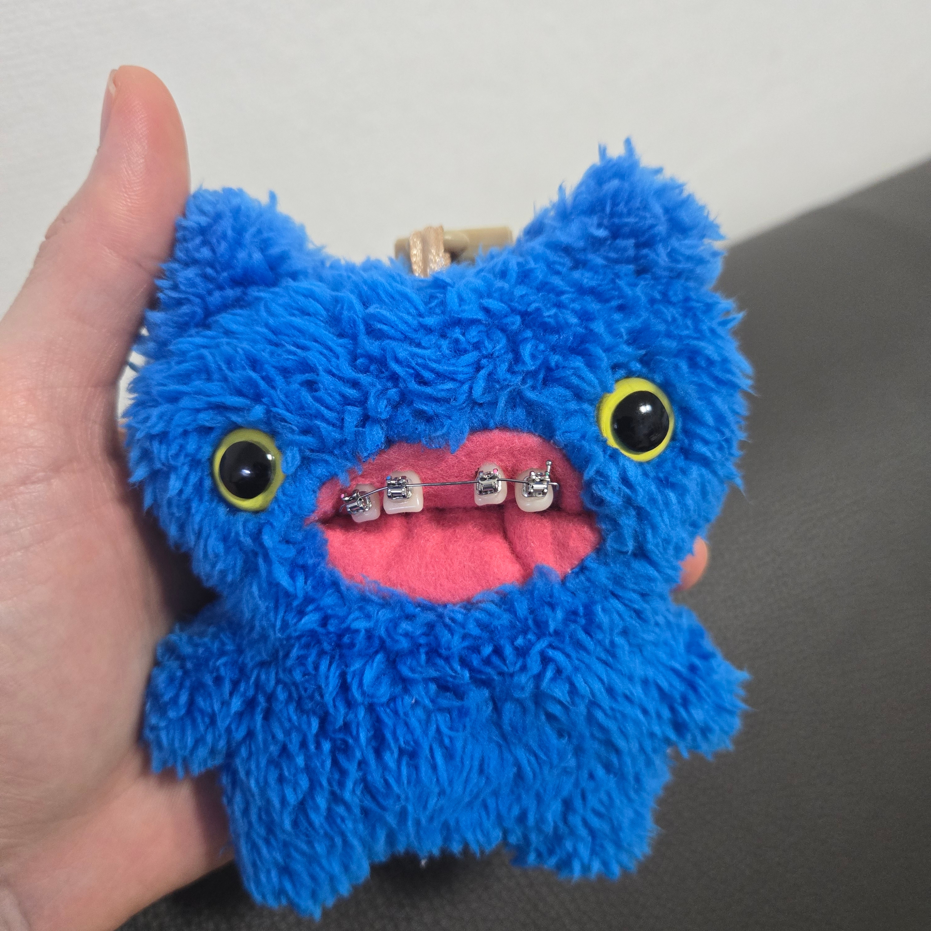 Fuggler Screech Keyring Blue 착용 스타일