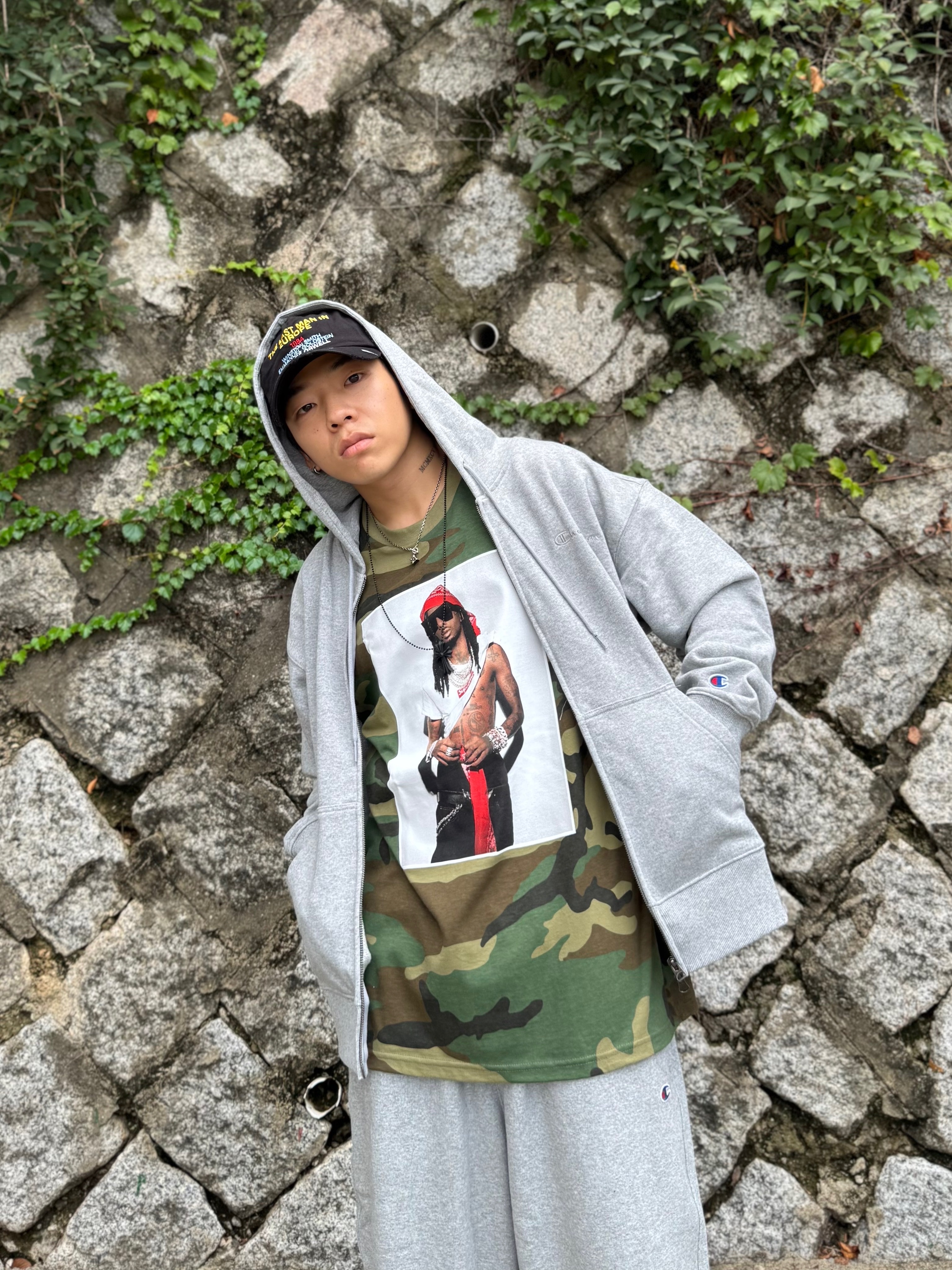 Supreme Playboi Carti T-Shirt Woodland Camo - 25FW, NOD 1984 5-panel Ball Cap Black 착용 스타일 - 1