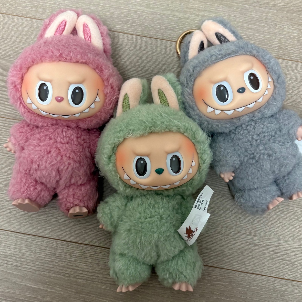 Pop Mart The Monsters Labubu Tasty Macarons Series Sealed Case (Bundle of 3/1 Blind Box) 착용 스타일