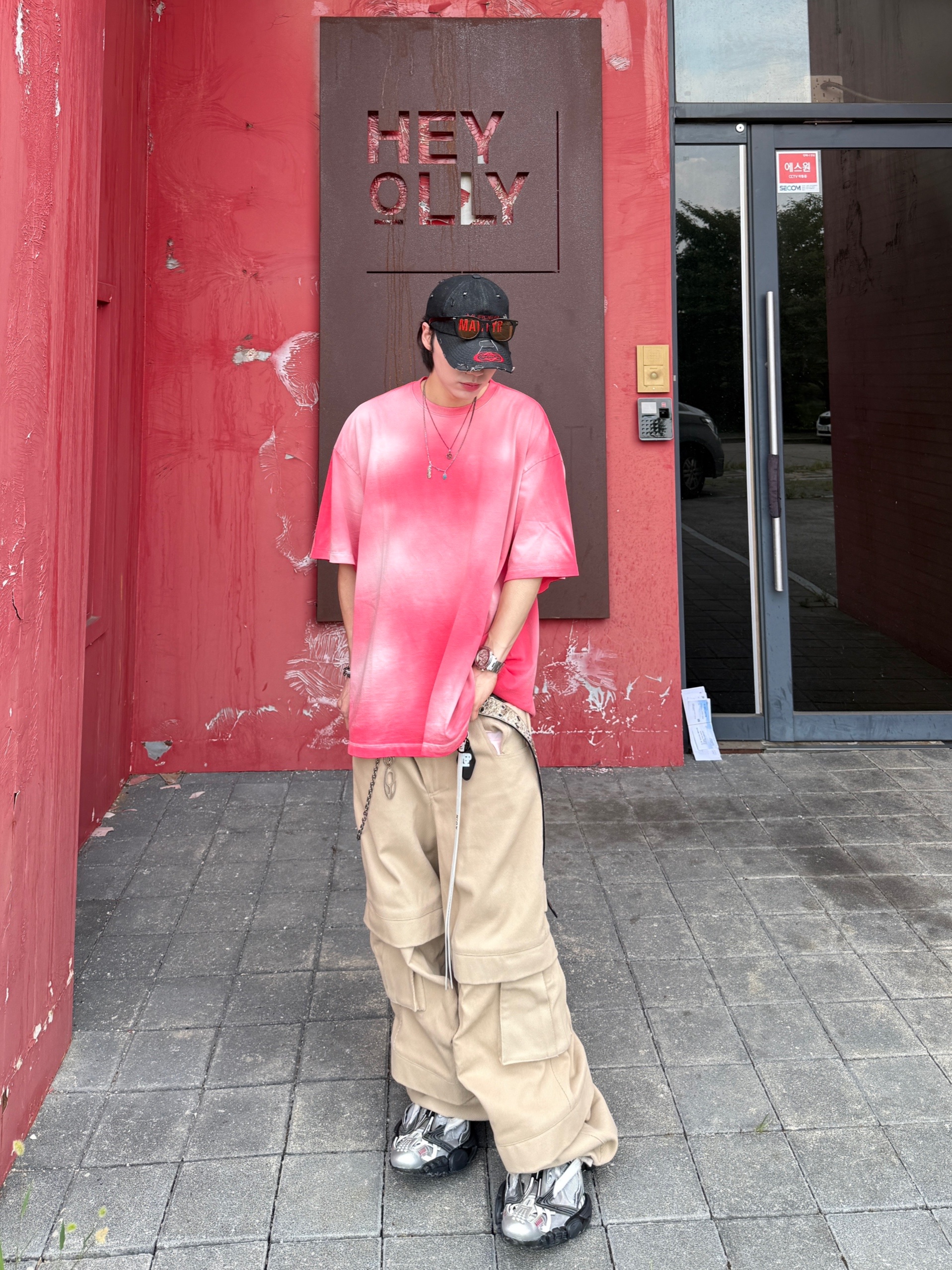 Nonnod Back Detail T-Shirt Deep Pink, Kamien Titan Baggy Pants Beige 착용 스타일 - 7
