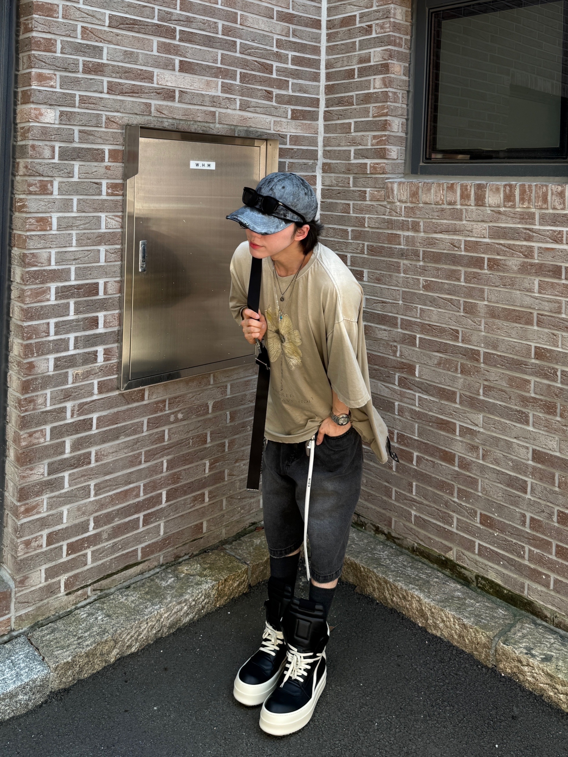 Rick Owens Hollywood Mega Bumper Geobasket in Full Grain Calf Leather Black Milk, MJD x Kamien Double Hole Belt Oak Brown 착용 스타일 - 6