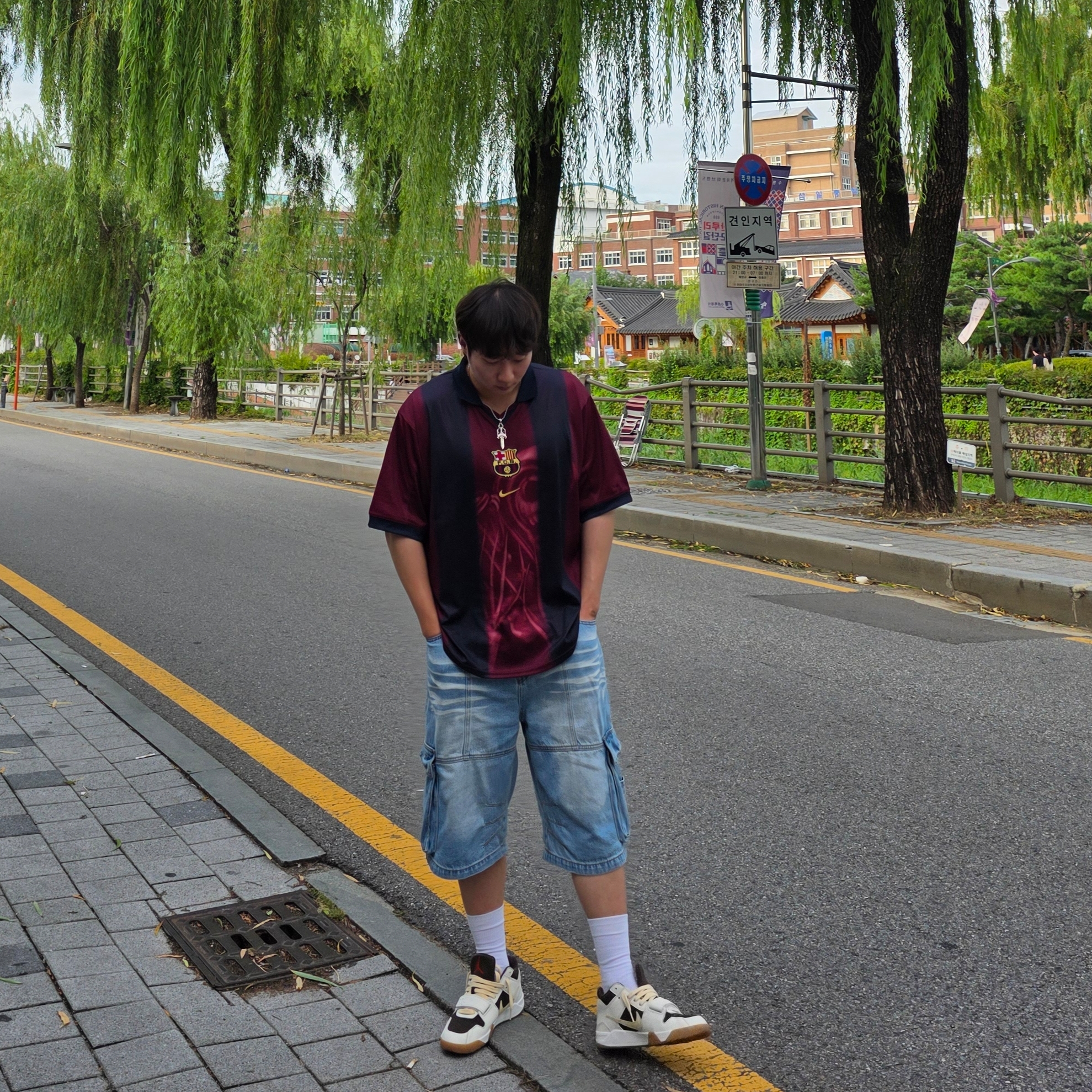 Nike FC Barcelona x Travis Scott Retro 2000/01 Home Skeleton Jersey Multicolor (Non Marking Ver.), Jordan x Travis Scott Jumpman Jack TR Sail and Dark Mocha 착용 스타일 - 3