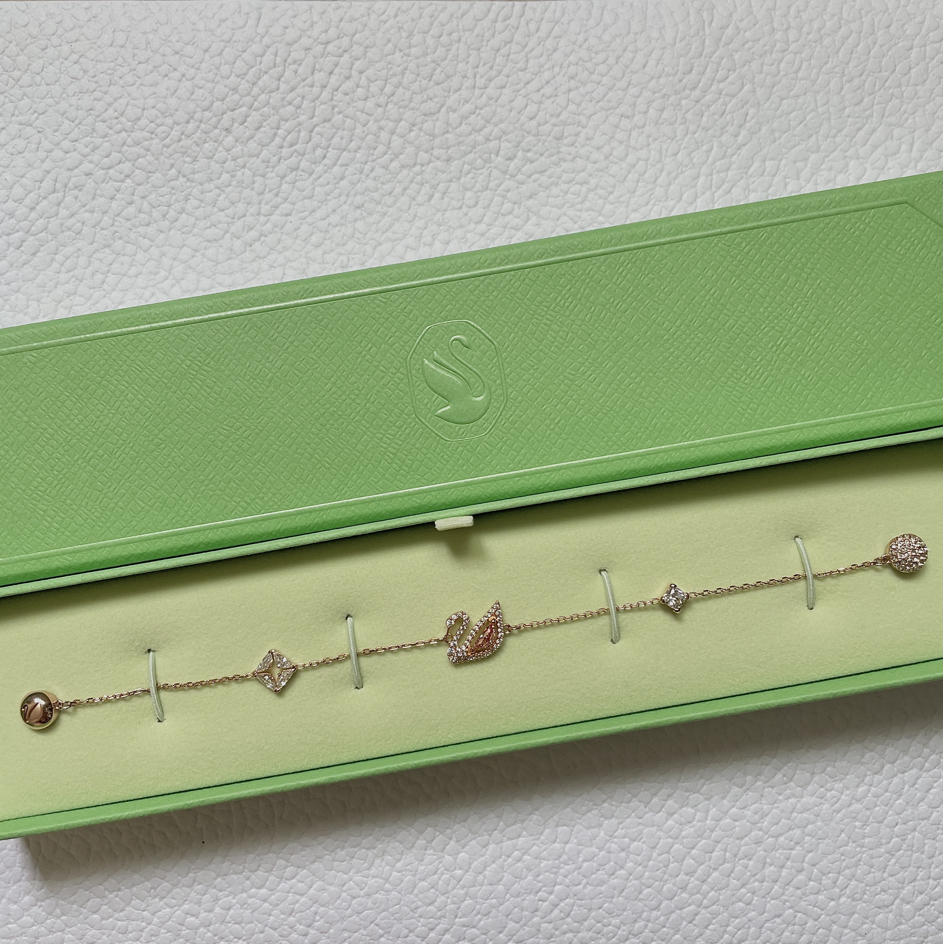 (W) Swarovski Dazzling Swan Bracelet Pink Rose Gold Plated 착용 스타일