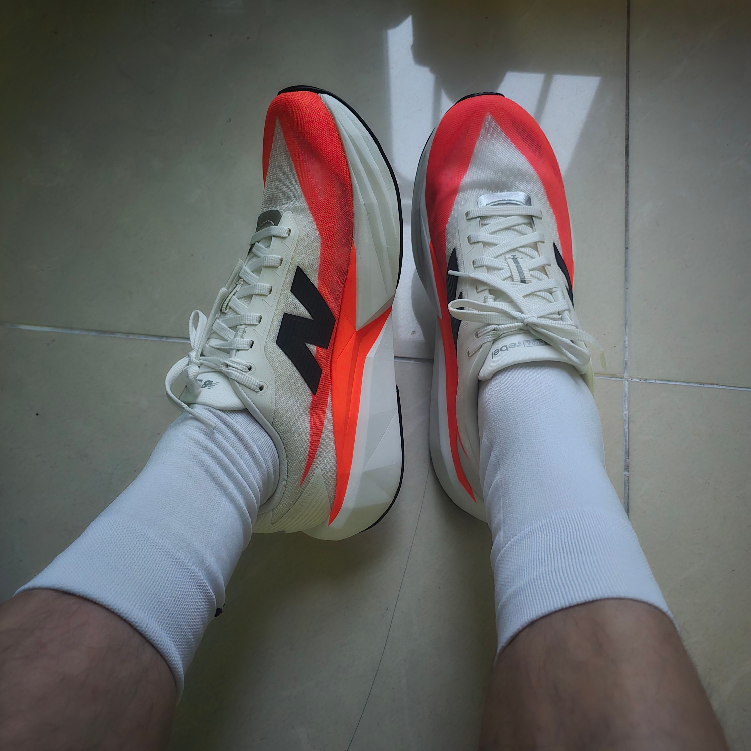 New Balance FuelCell Rebel v5 Urgent Red White Sea Salt - D Standard 착용 스타일 - 2