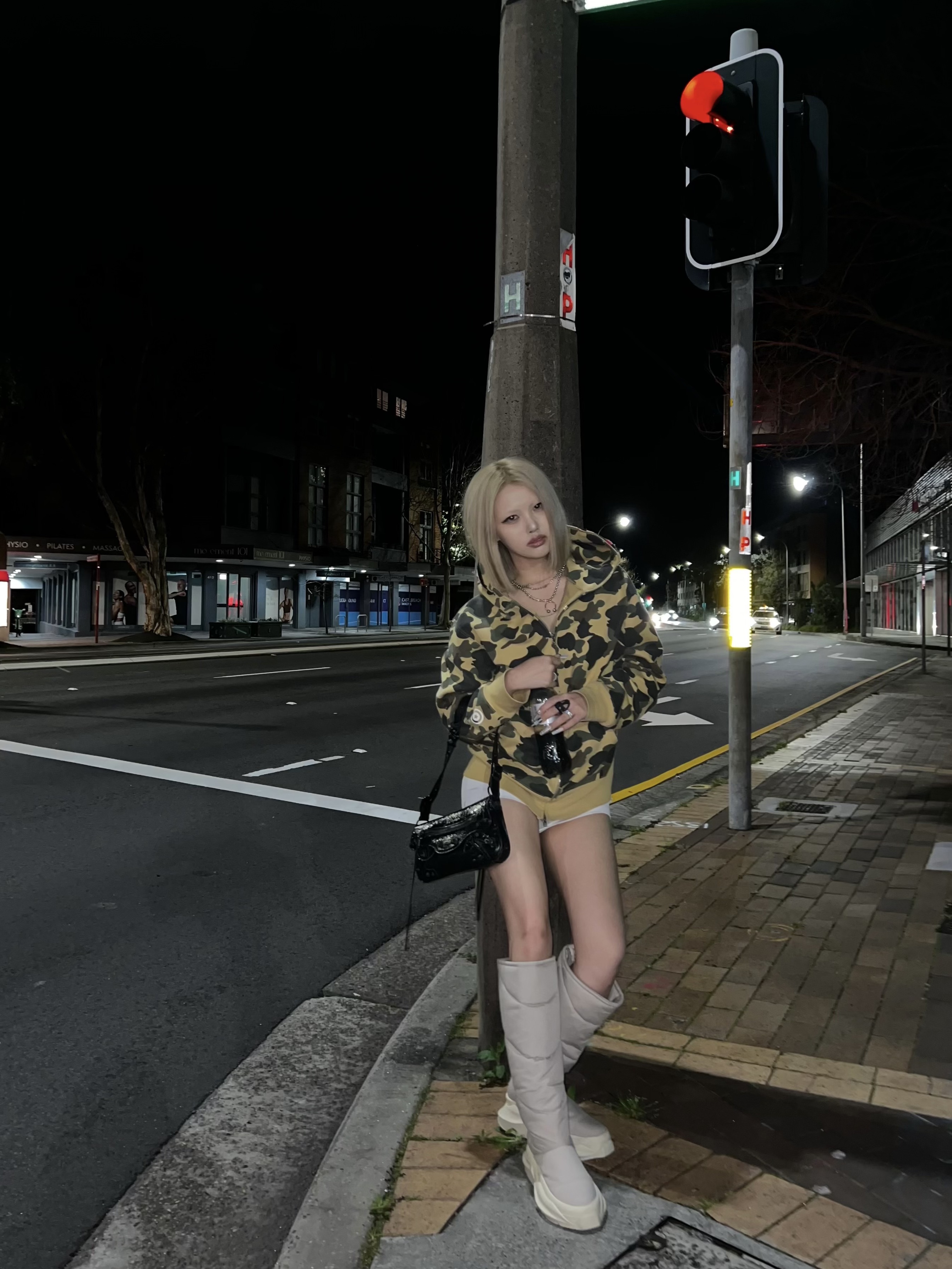 BAPE 1st Camo Shark Full Zip Hoodie Yellow, Balenciaga Le Cagole XS Sling Bag Black 착용 스타일 - 1
