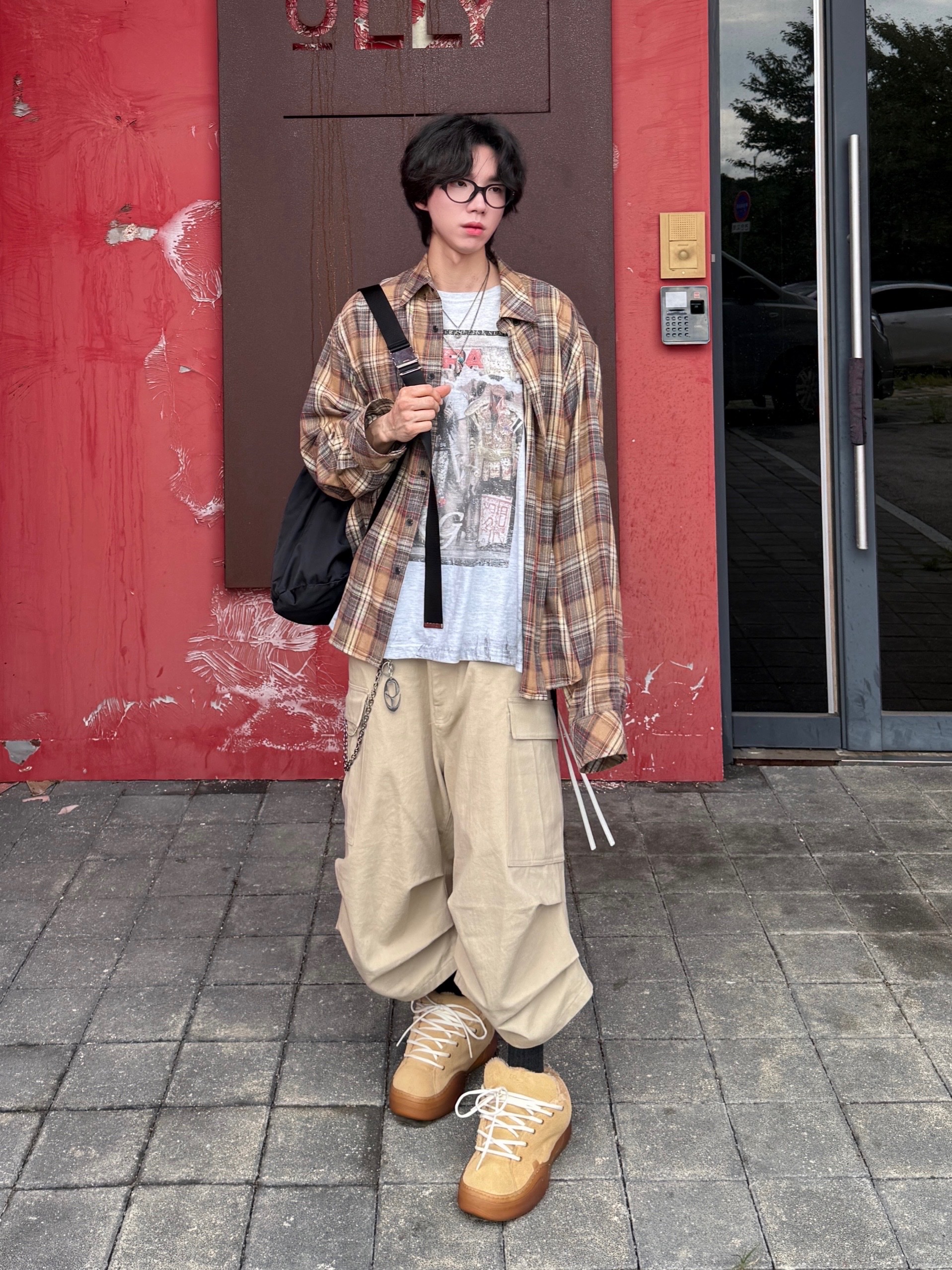 Nonnod Side Cargo Shorts Beige, GRAILZ x KOIN SEOUL Magazine T-Shirts Melange Grey 착용 스타일 - 4