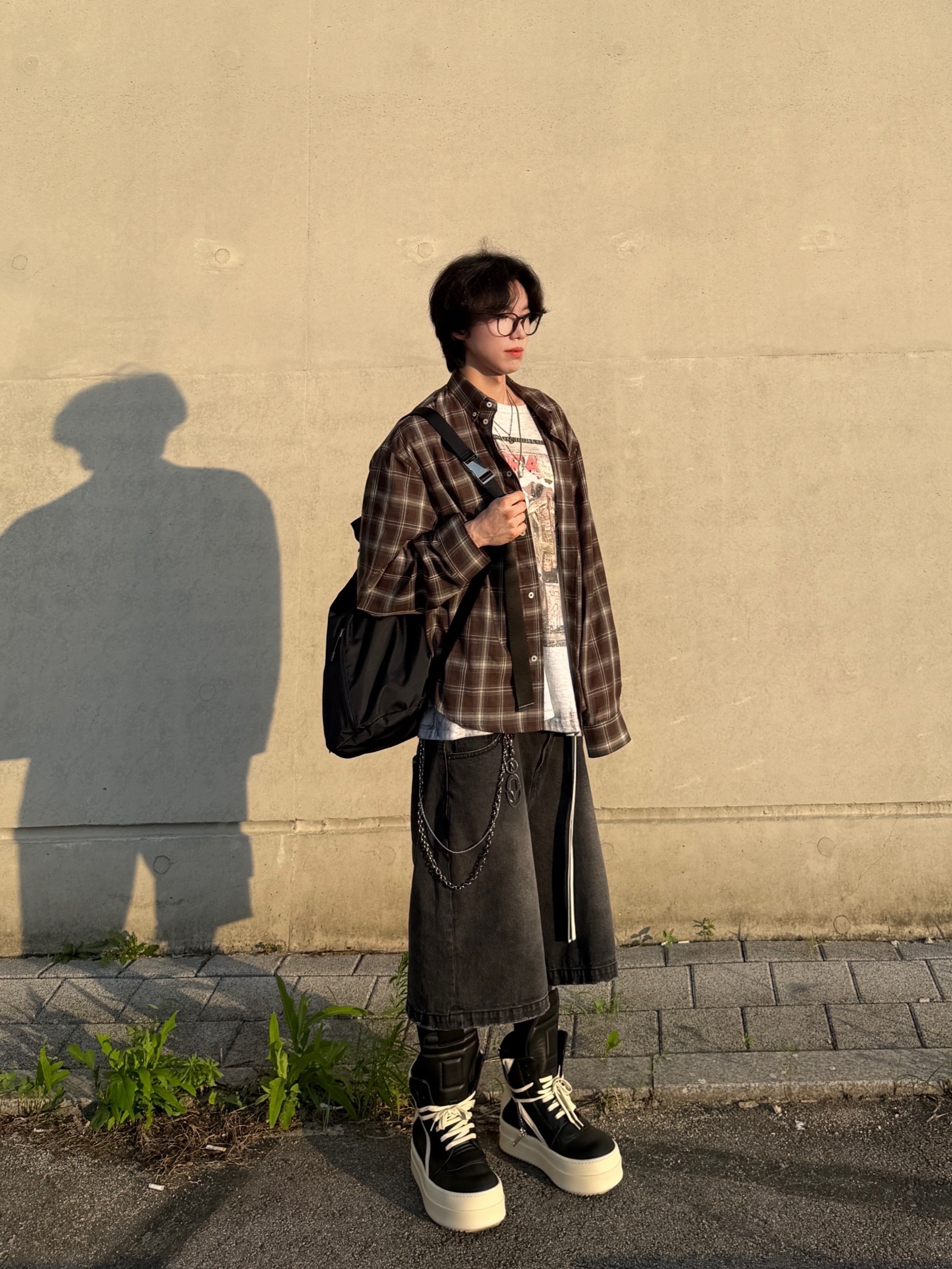 MJD Cropped Check Shirt Choco Brown, Rick Owens Hollywood Mega Bumper Geobasket in Full Grain Calf Leather Black Milk 착용 스타일 - 3