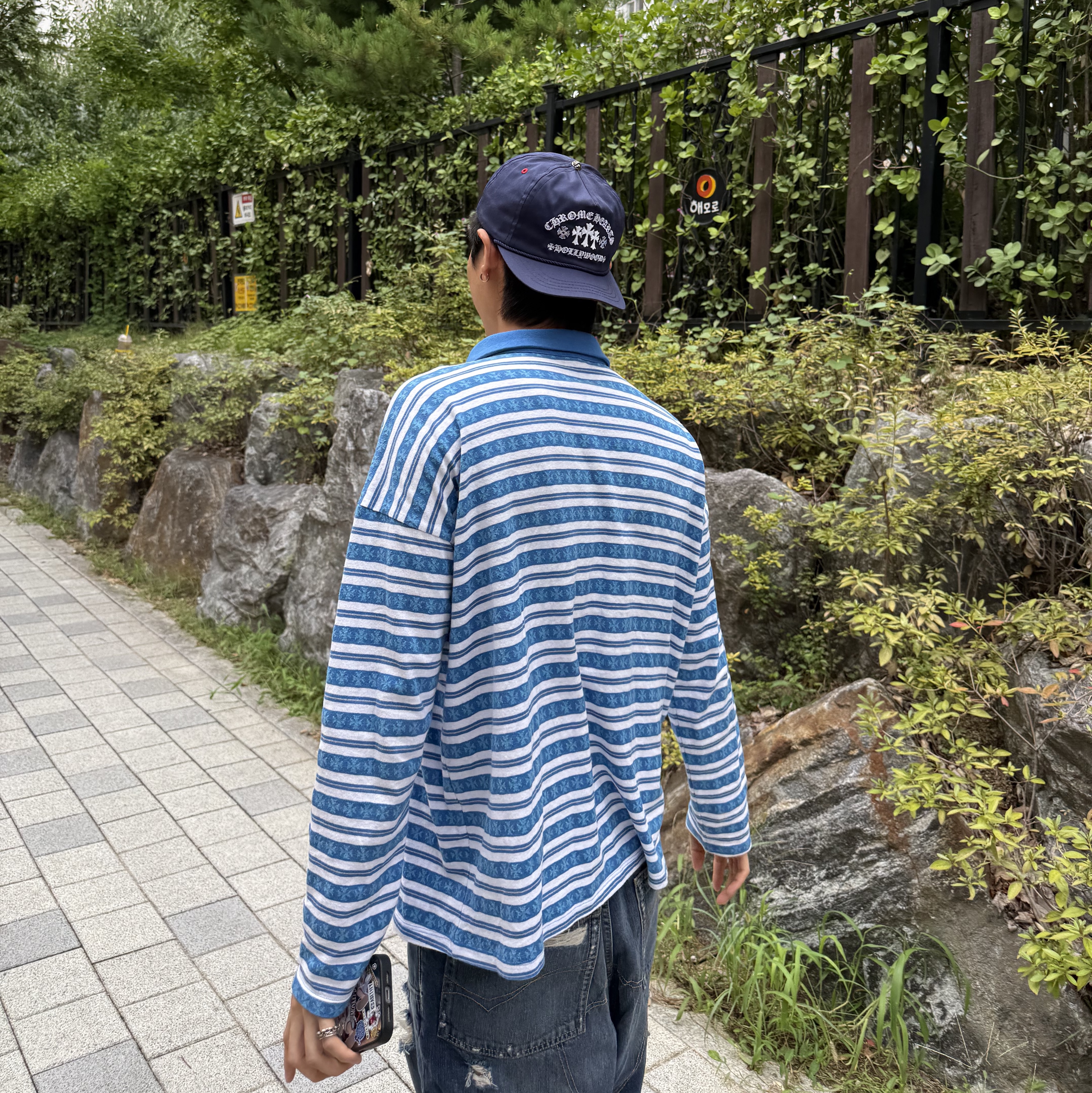 Chrome Hearts Gas Station Cemetery Trucker Hat Navy 착용 스타일 - 4