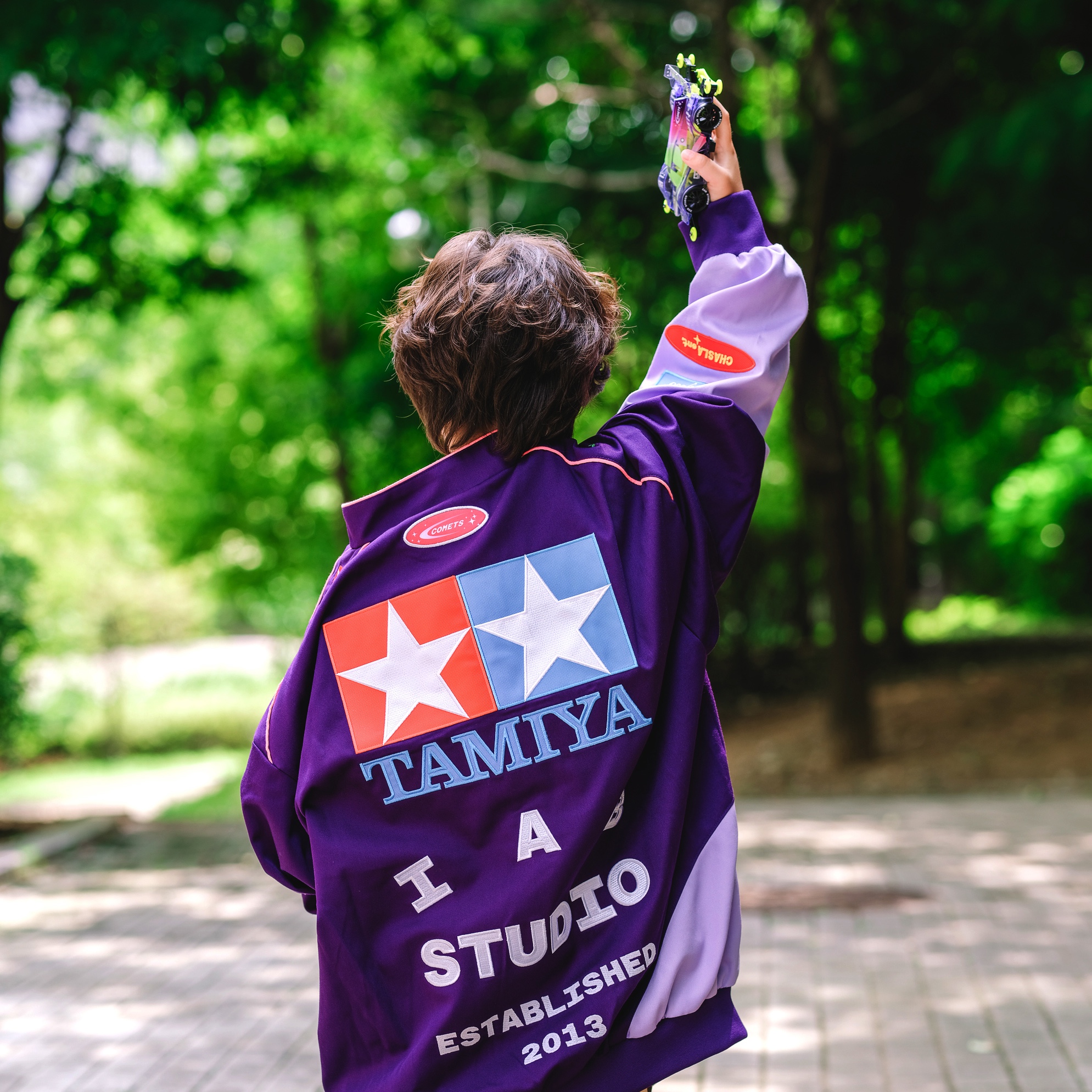 IAB Studio x Tamiya IAB Comets Racing Jacket Purple 착용 스타일 - 2
