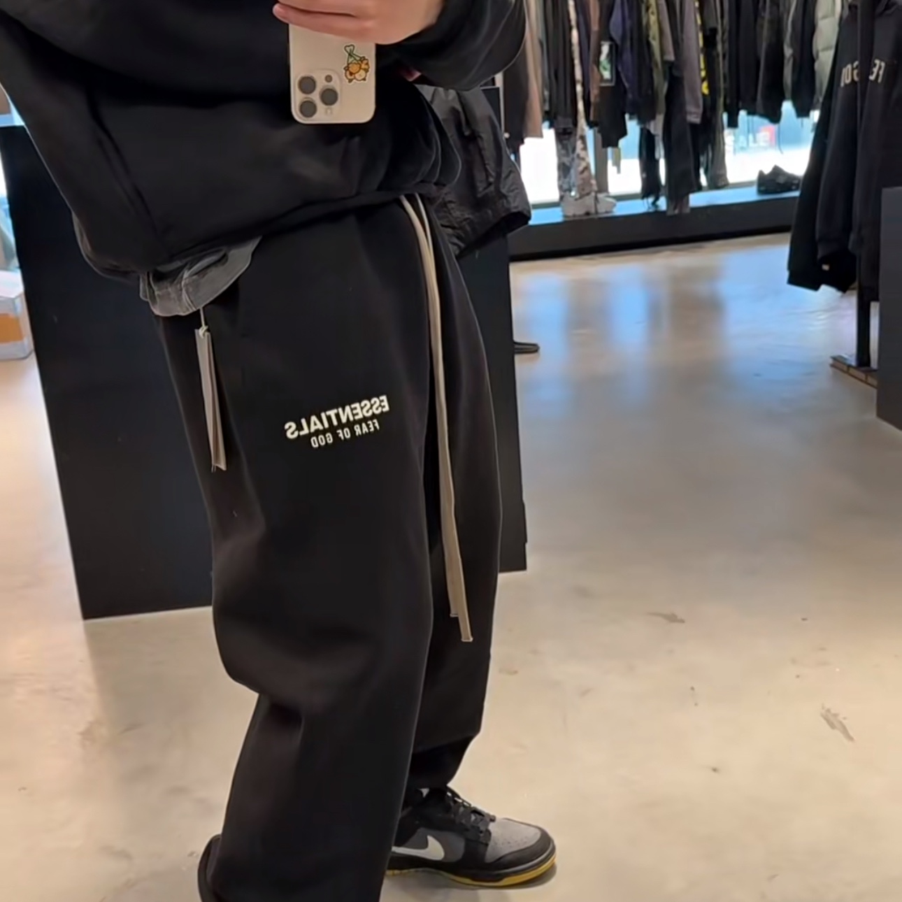Essentials Fleece Essential Sweatpant Black - 24FW 착용 스타일