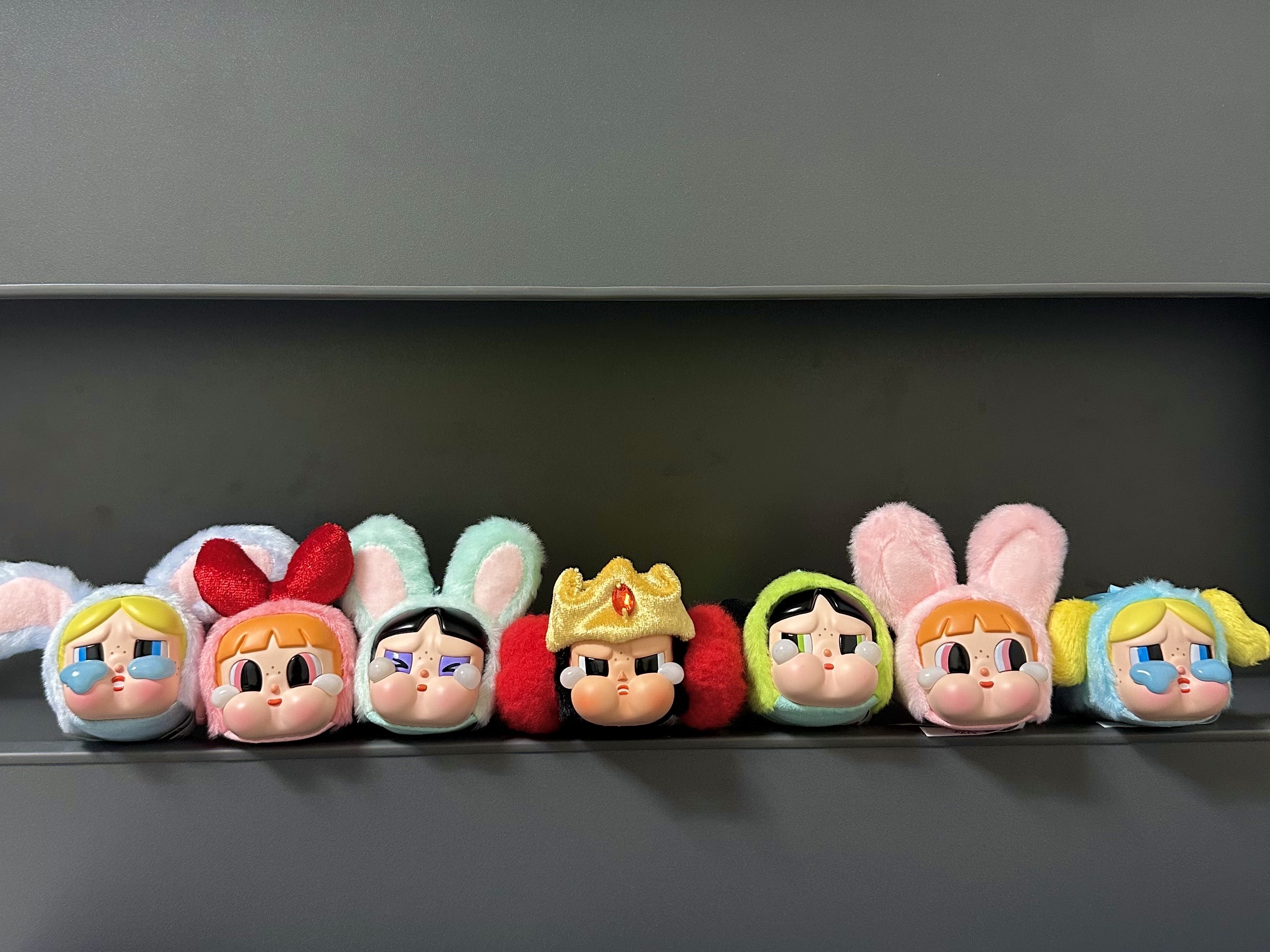 Pop Mart Crybaby x Powerpuff Girls Series Keyring Princess Morbucks (Opened Case), Pop Mart Crybaby x Powerpuff Girls Series Keyring Sealed Case (6 Blind Boxes) 착용 스타일