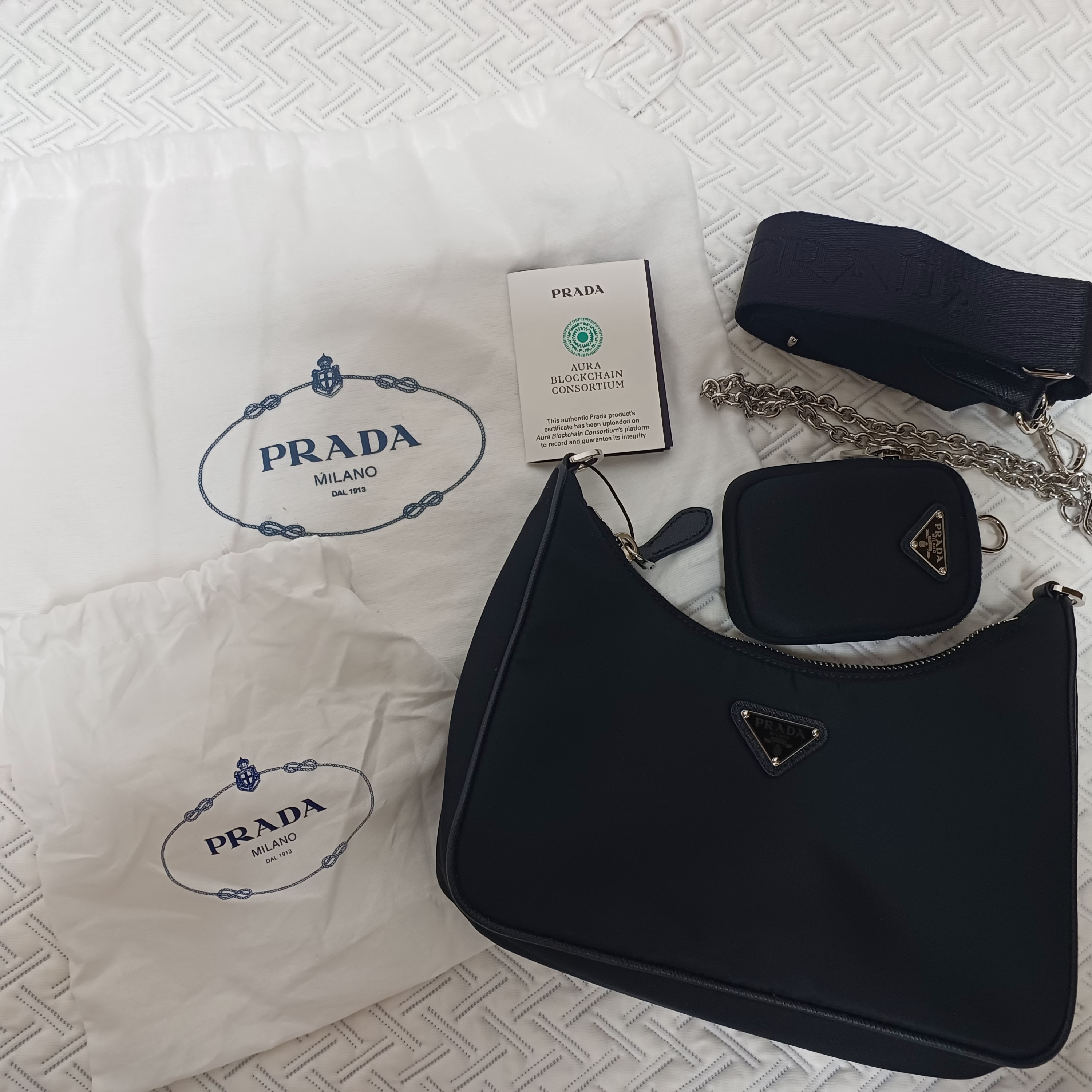 Prada Re-Edition 2005 Re-Nylon Shoulder Bag Black 착용 스타일