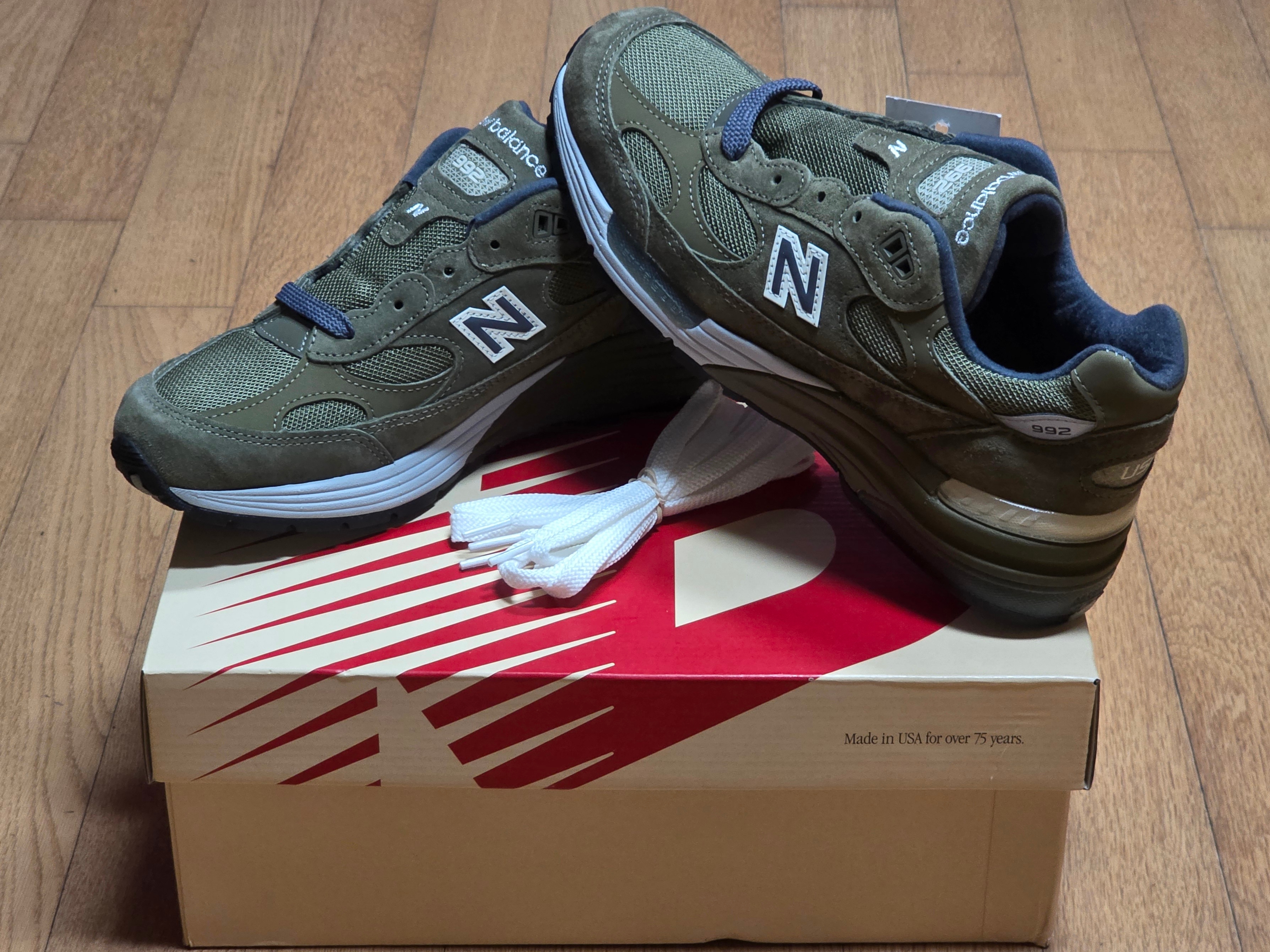 New Balance 992 Made in USA Dark Camo Covert Green - D Standard 착용 스타일 - 1