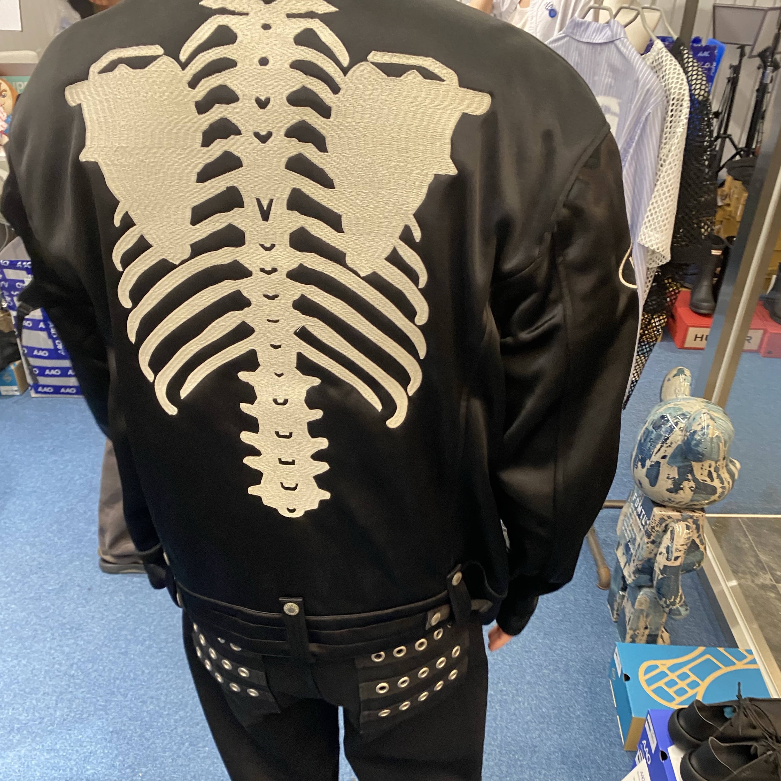 Vanson Bone Satin Jacket Black 착용 스타일