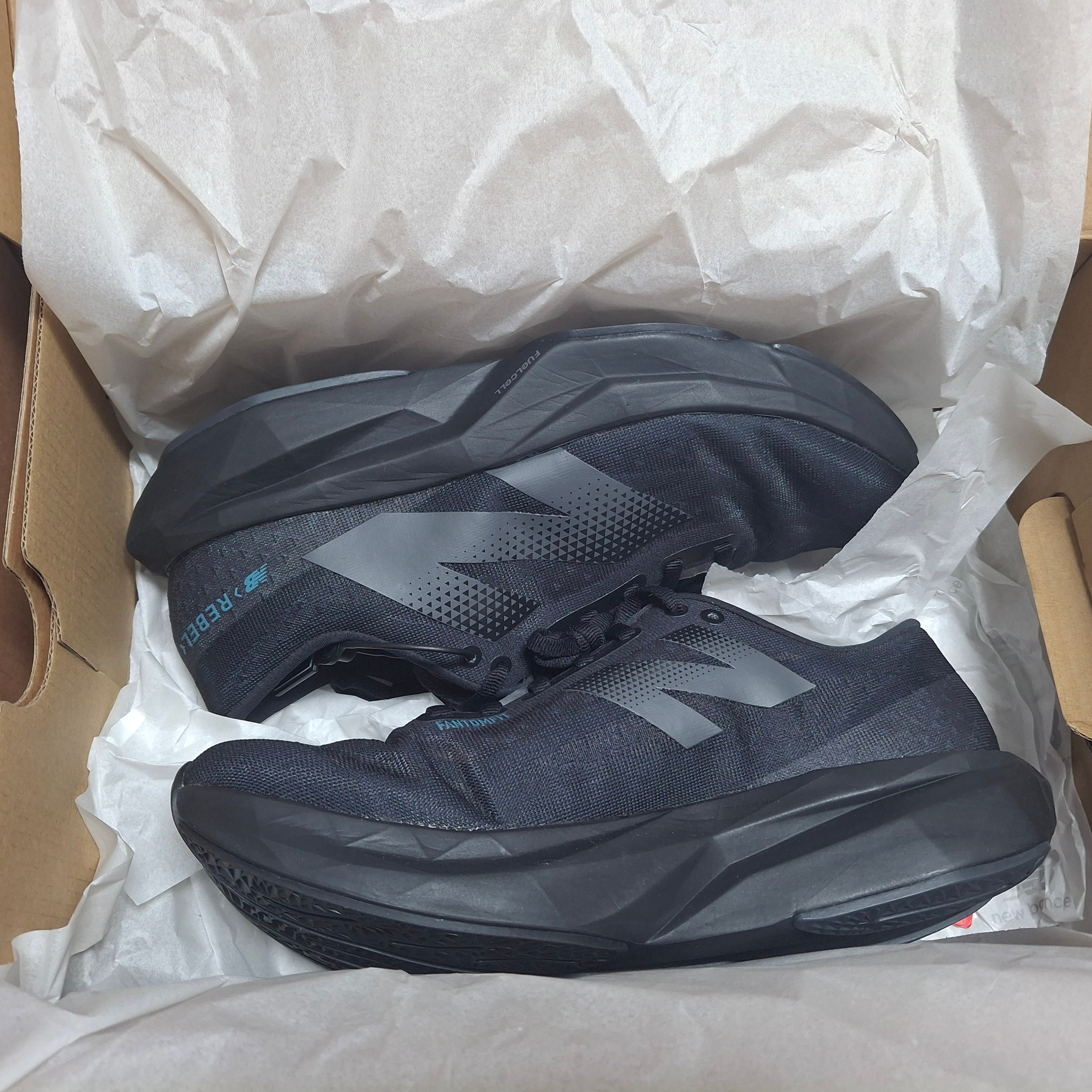 New Balance FuelCell Rebel v4 Black Graphic - 2E Wide 착용 스타일 - 1