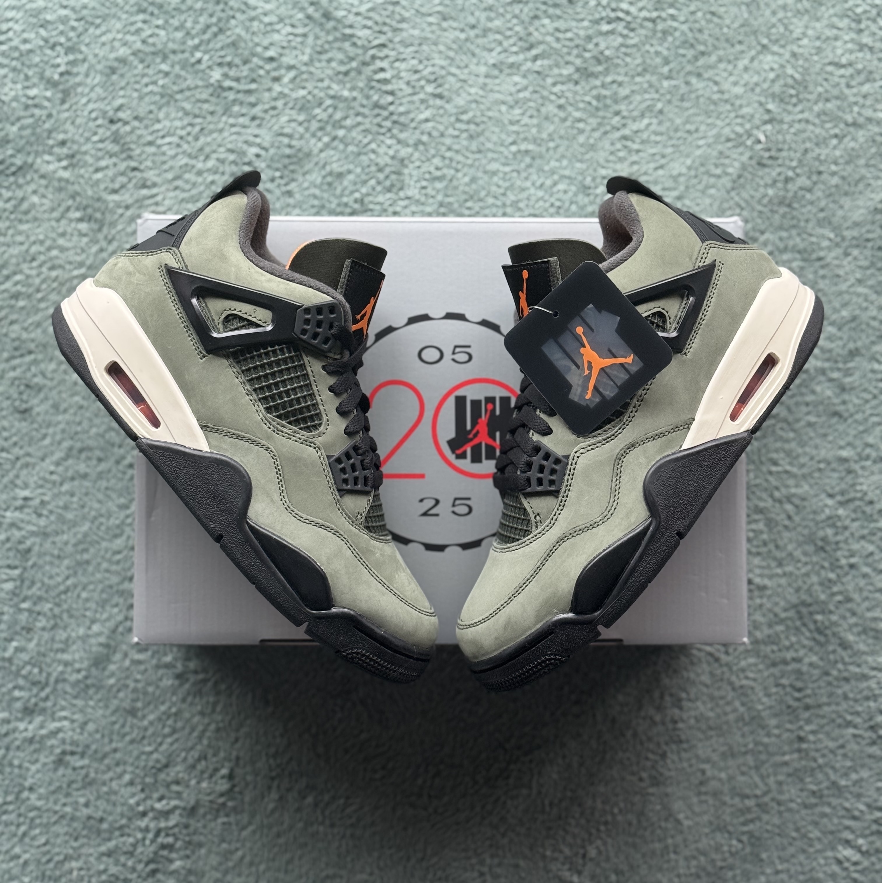 Jordan 4 x Undefeated Retro OG SP Deep Green and Clementine 착용 스타일 - 2