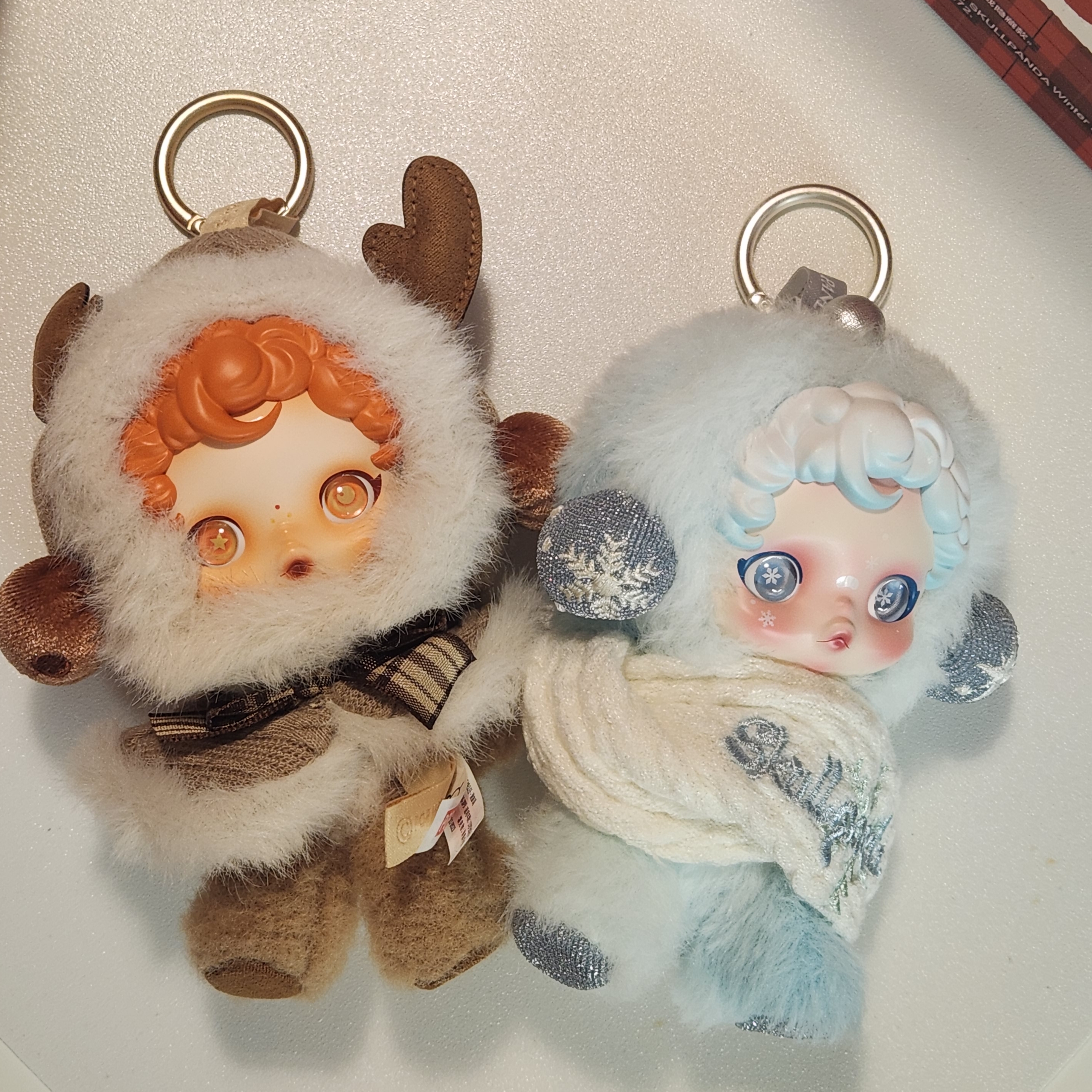 Pop Mart Skullpanda Winter Symphony Series Keyring Song of Snow (Opened Case), Pop Mart Skullpanda Winter Symphony Series Keyring Wanderer's Tune (Opened Case) 착용 스타일 - 3