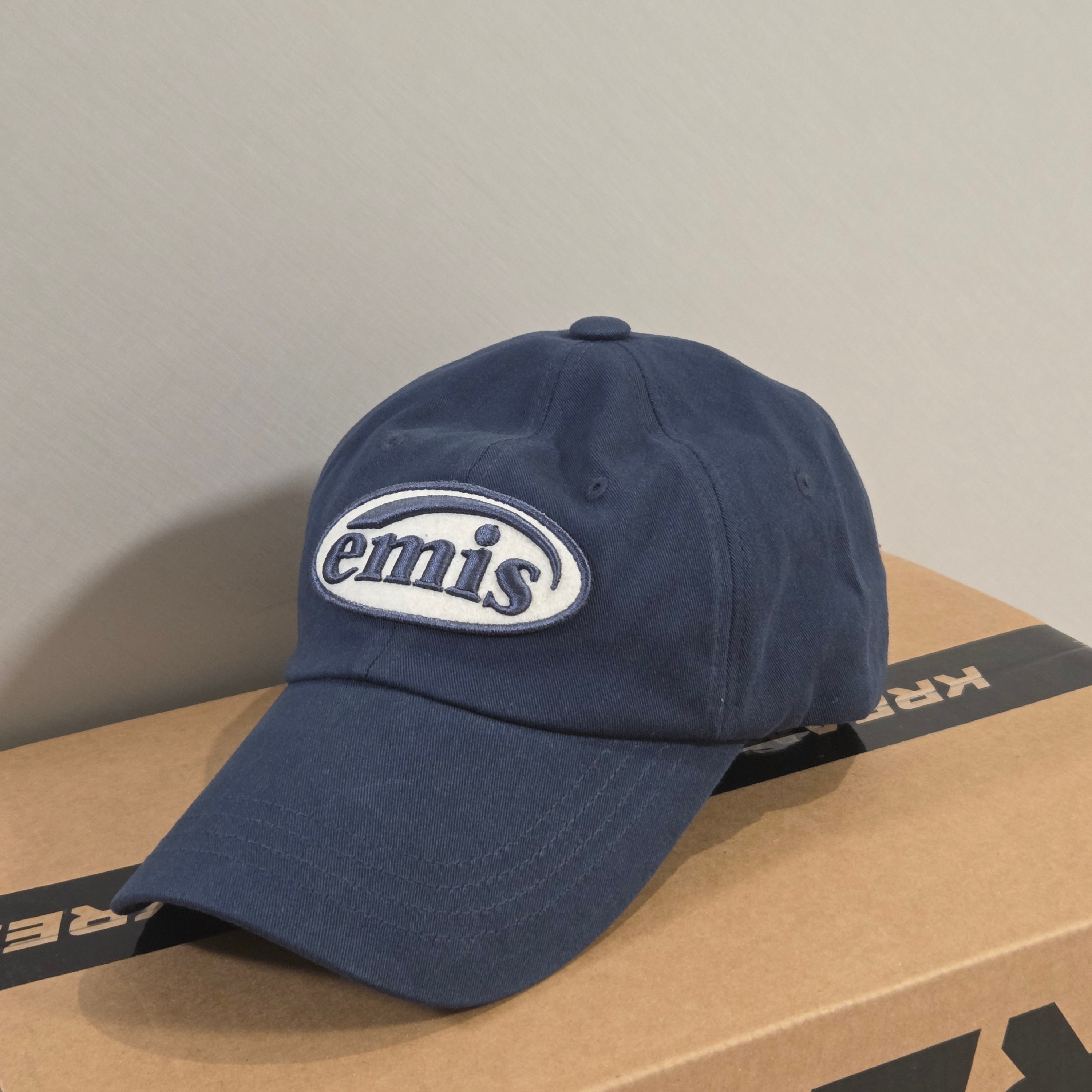 Emis Tone On Tone Wappen Ball Cap Navy 착용 스타일