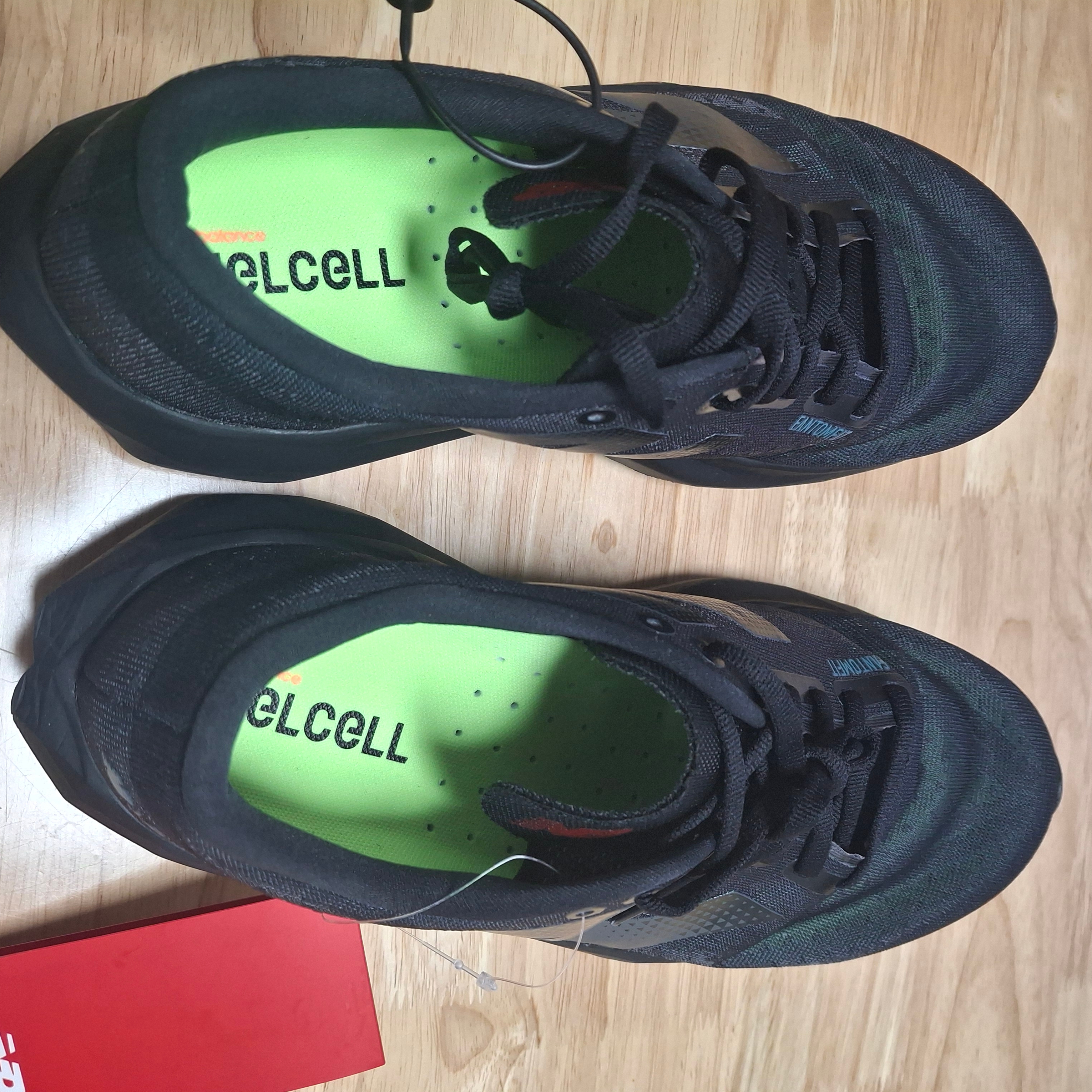 New Balance FuelCell Rebel v4 Black Graphic - 2E Wide 착용 스타일 - 3