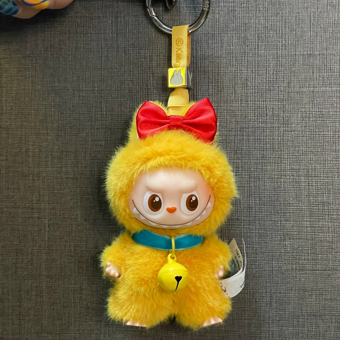 Pop Mart Labubu The Monsters Pin For Love Series Vinyl Plush Pendant (N-Z) Y (Opened Case) 착용 스타일