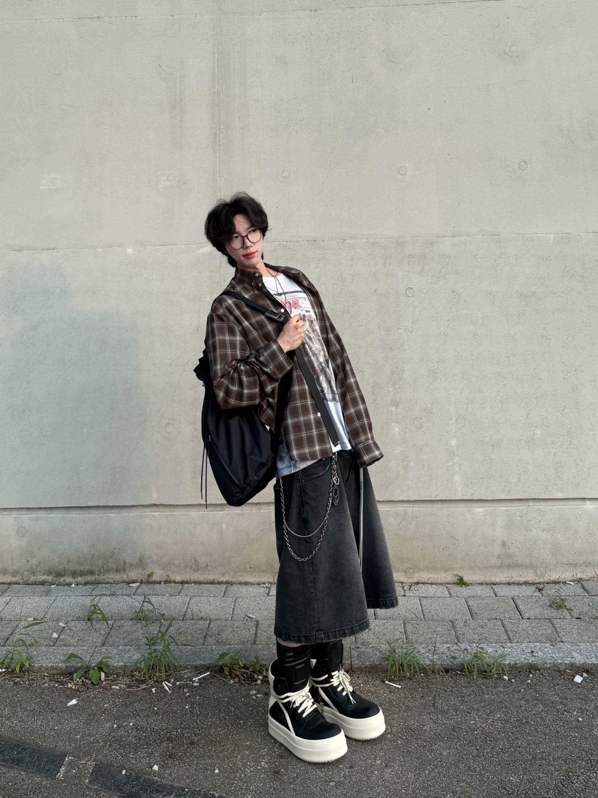 MJD Cropped Check Shirt Choco Brown, Rick Owens Hollywood Mega Bumper Geobasket in Full Grain Calf Leather Black Milk 착용 스타일 - 5