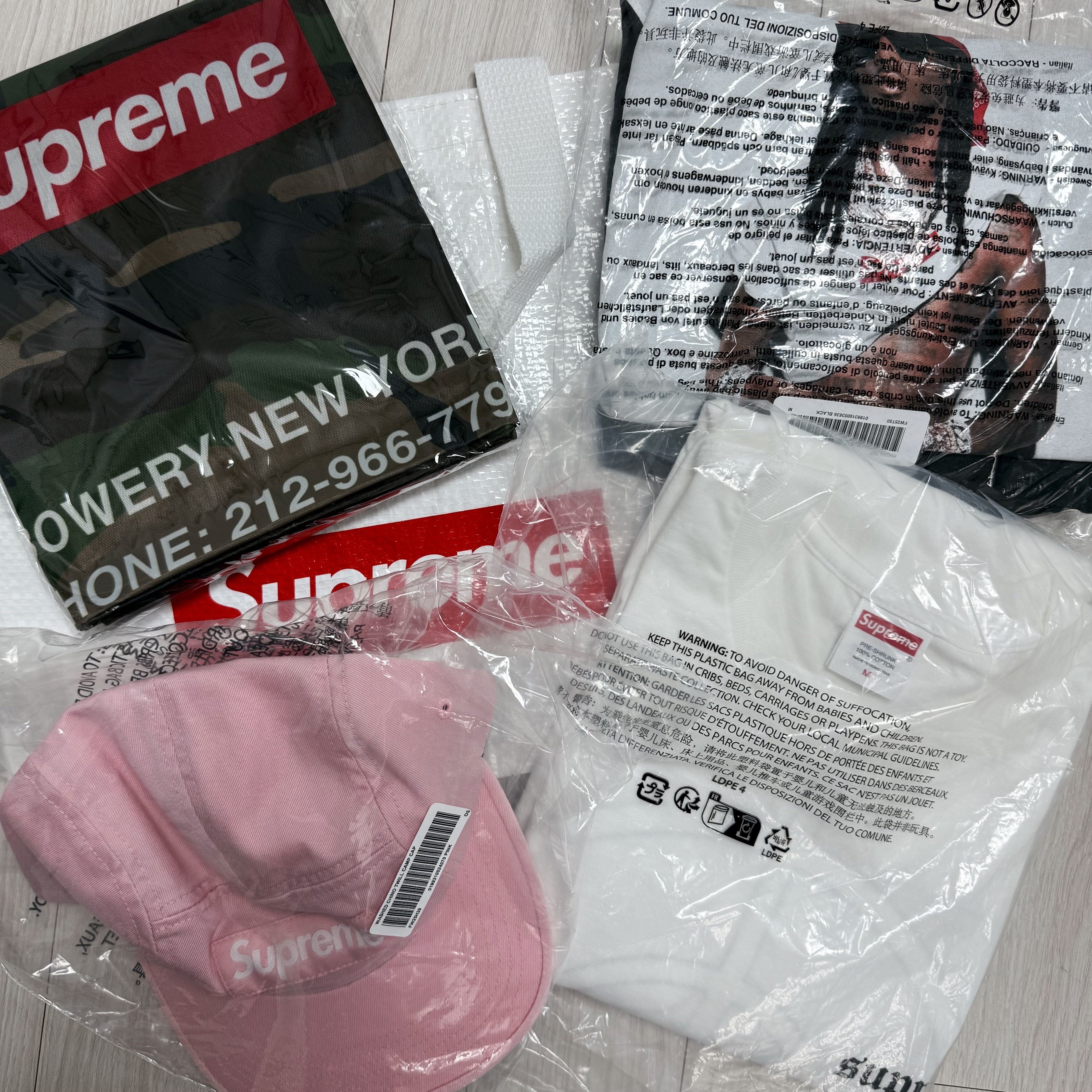 Supreme Playboi Carti T-Shirt Black - 25FW, Supreme Target T-Shirt White - 25FW 착용 스타일