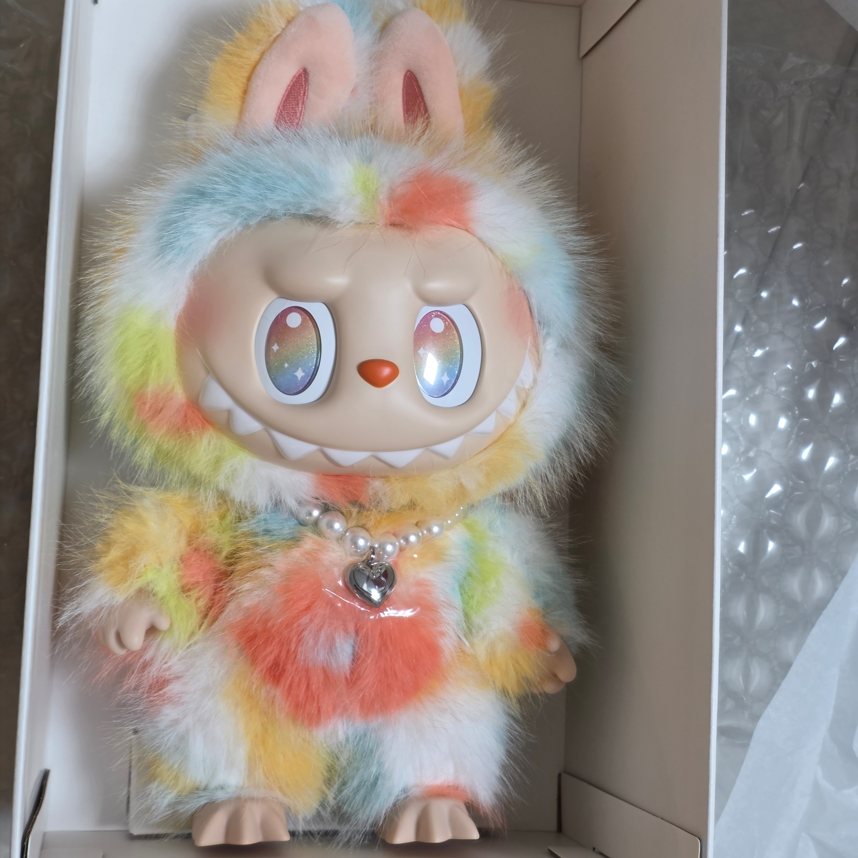 Pop Mart Labubu The Monsters Big Into Energy Series-Rock The Universe Vinyl Plush Doll 착용 스타일