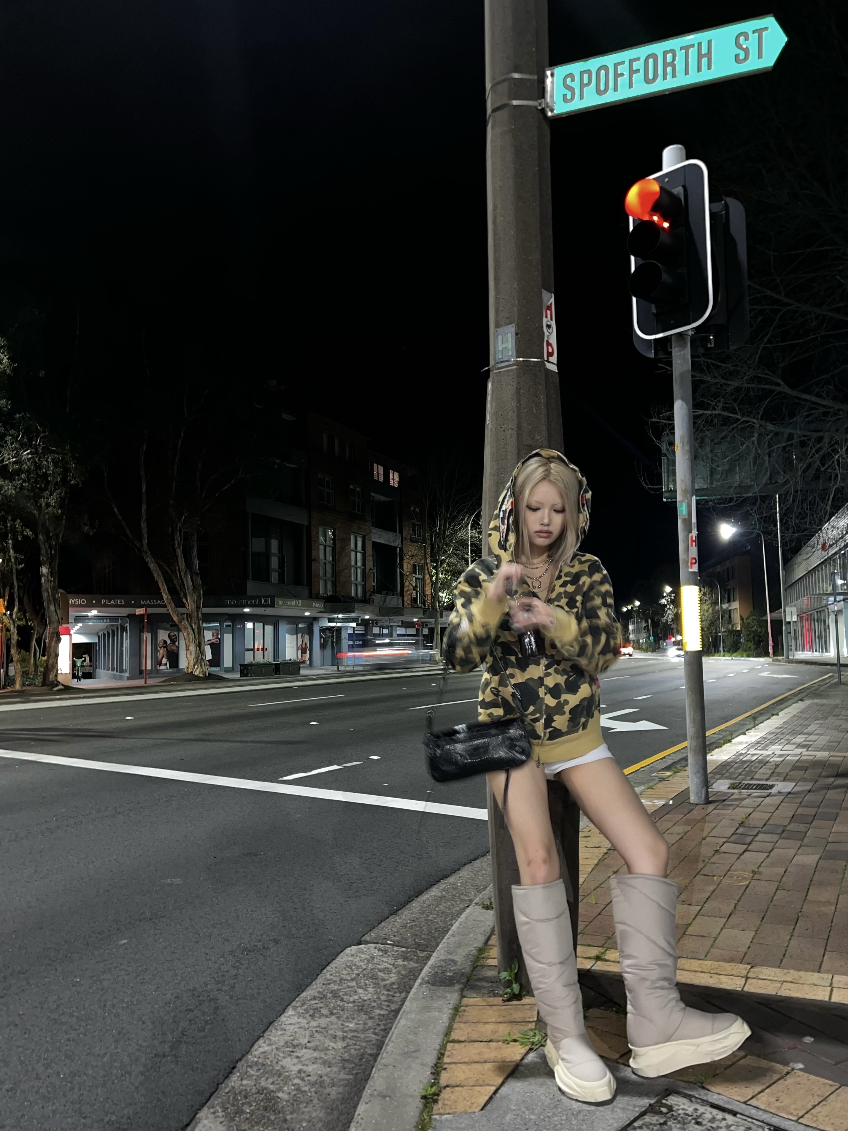 BAPE 1st Camo Shark Full Zip Hoodie Yellow, Balenciaga Le Cagole XS Sling Bag Black 착용 스타일 - 2