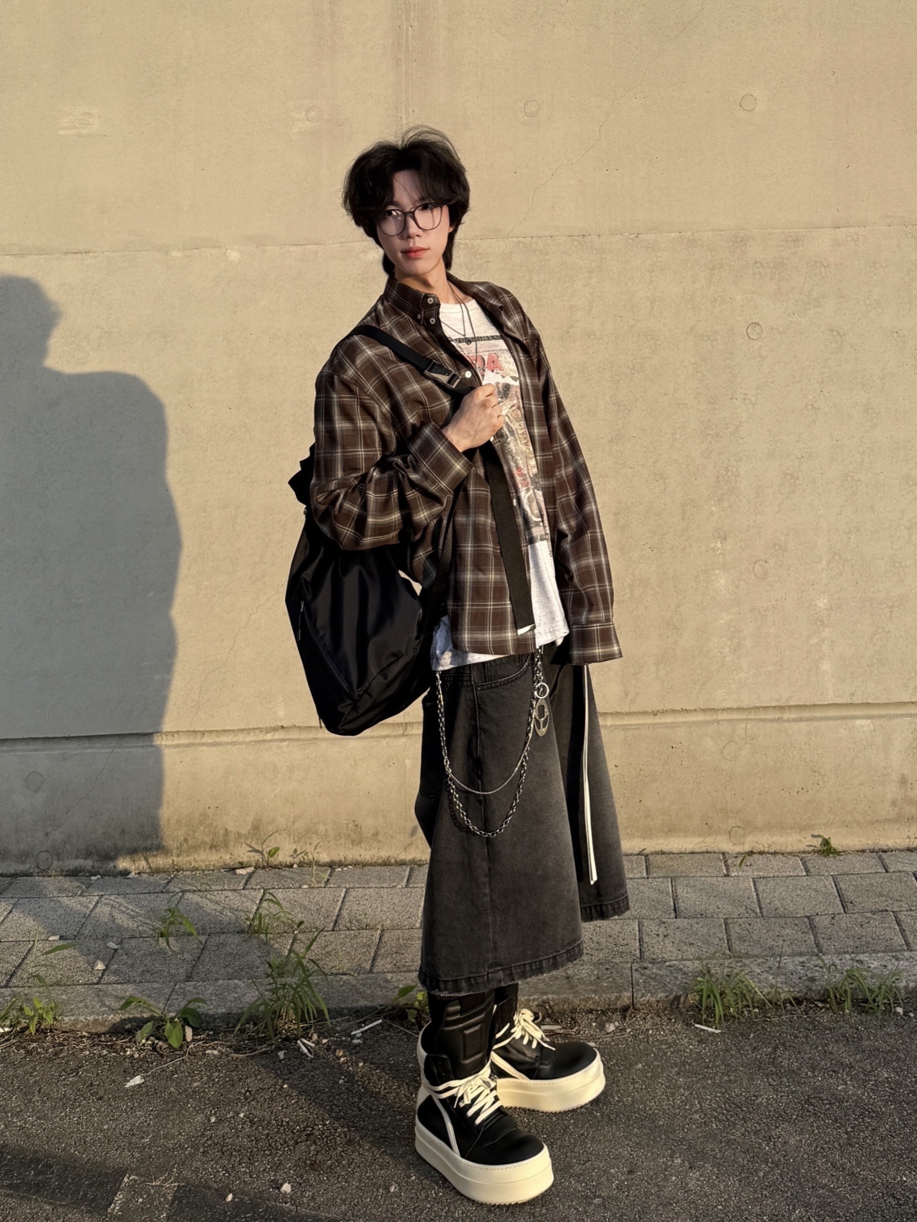MJD Cropped Check Shirt Choco Brown, Rick Owens Hollywood Mega Bumper Geobasket in Full Grain Calf Leather Black Milk 착용 스타일 - 1