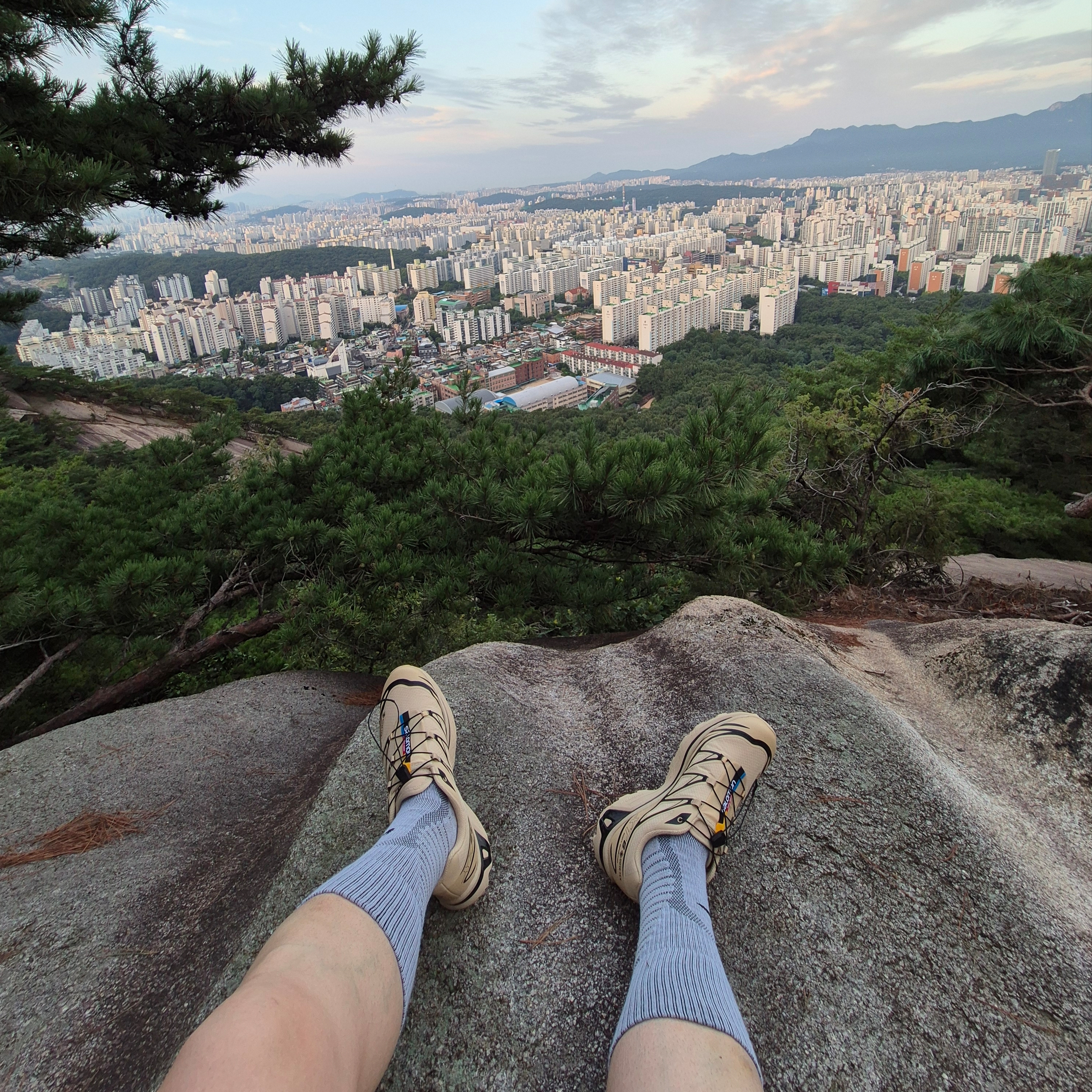Salomon XT-6 GTX Safari Black, Nike ACG Outdoor Cushioned Crew Socks Summit White (Korean Ver.) 착용 스타일