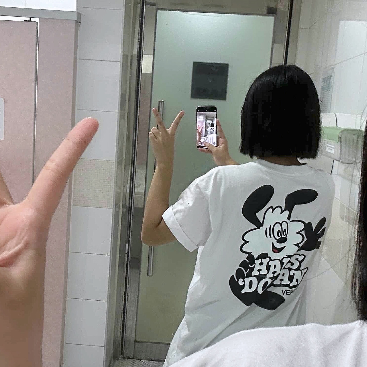 Verdy x Haus Dosan T-Shirt White 착용 스타일