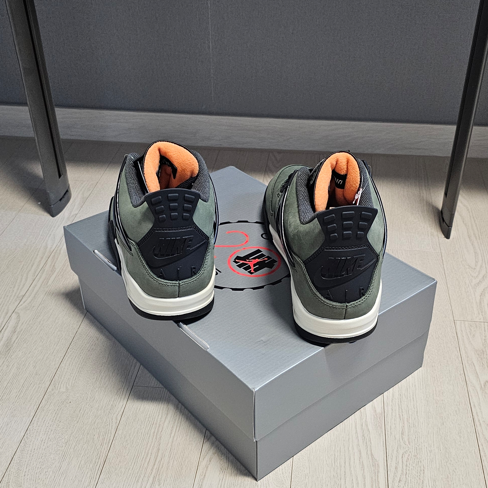 Jordan 4 x Undefeated Retro OG SP Deep Green and Clementine 착용 스타일 - 3