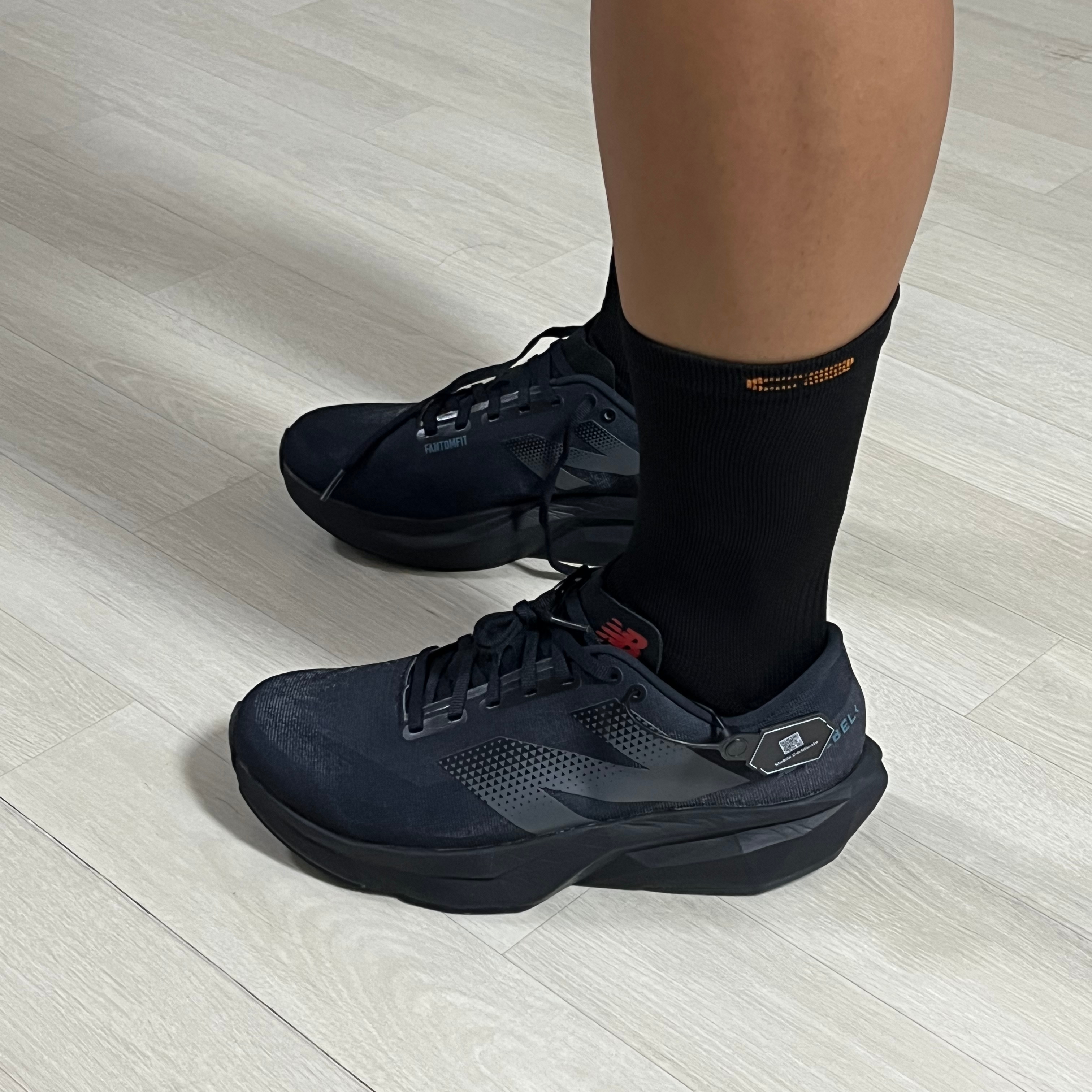 New Balance FuelCell Rebel v4 Black Graphic - 2E Wide 착용 스타일 - 5