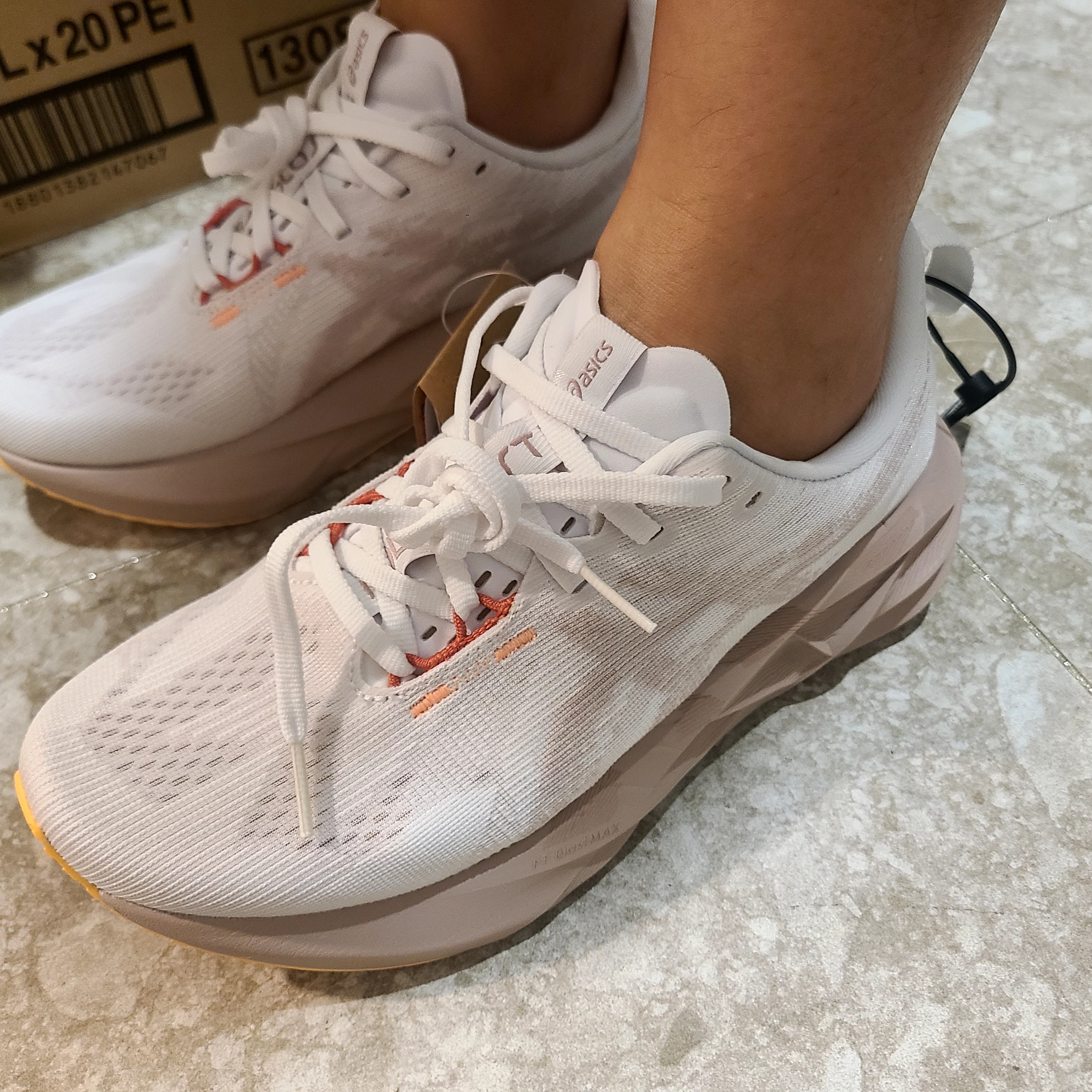 (W) Asics Novablast 5 White Fawn 착용 스타일 - 2