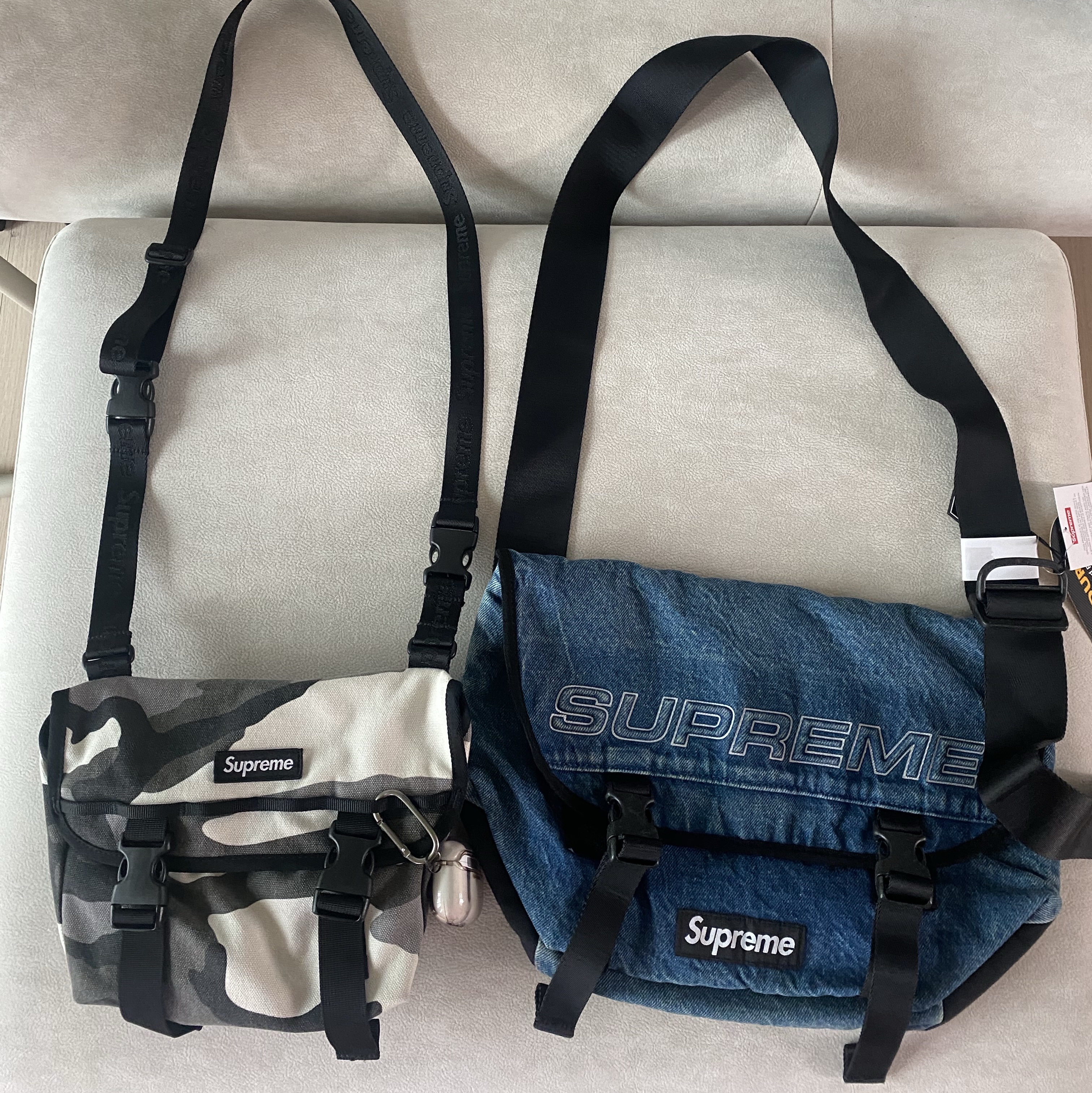 Supreme Denim Messenger Bag Washed Indigo - 25FW, Supreme Mini Messenger Bag Snow Camo - 25SS 착용 스타일 - 2