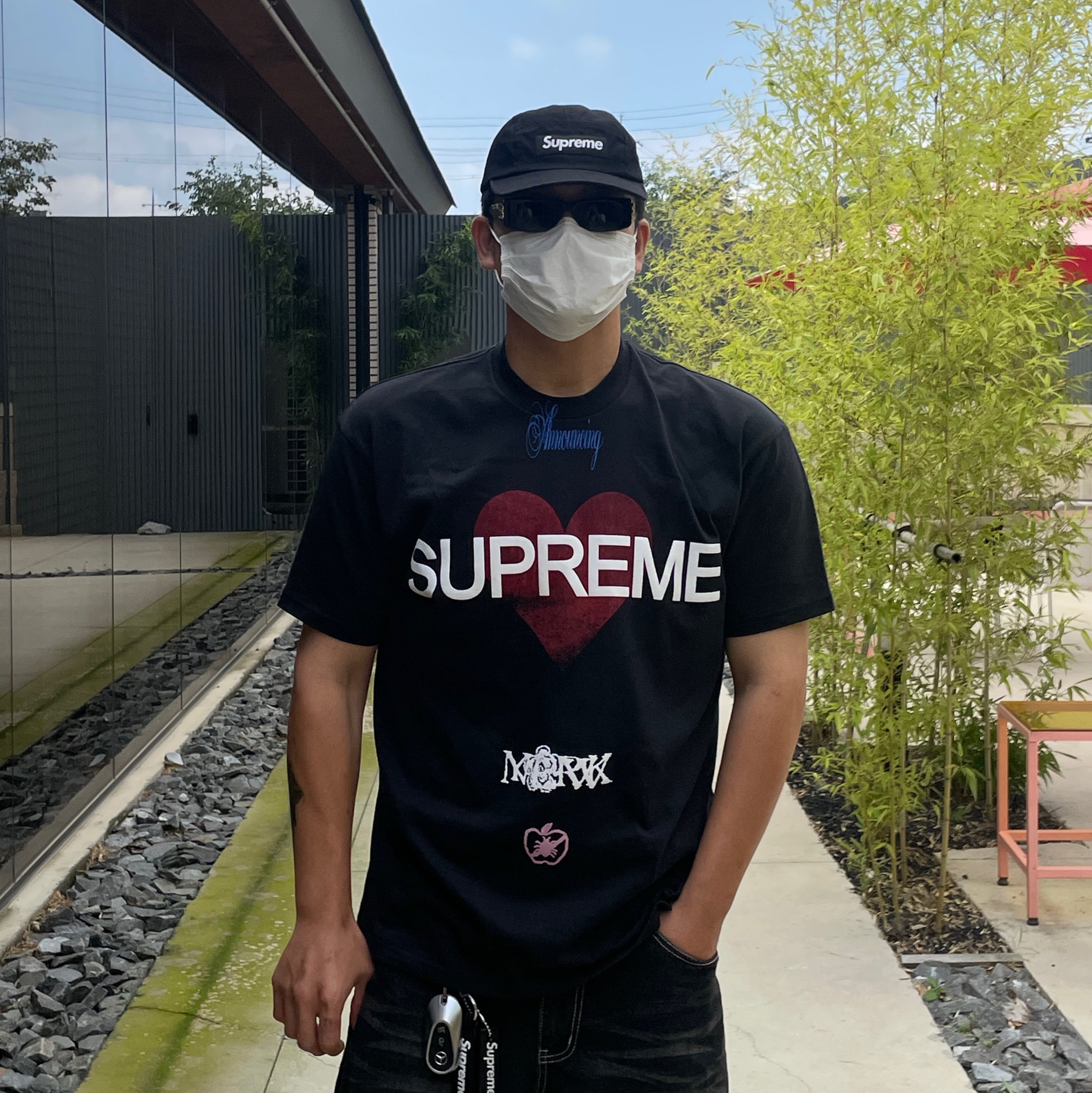 Supreme Announcing T-Shirt Black - 25SS, Supreme Floating Keychain Black - 23FW 착용 스타일