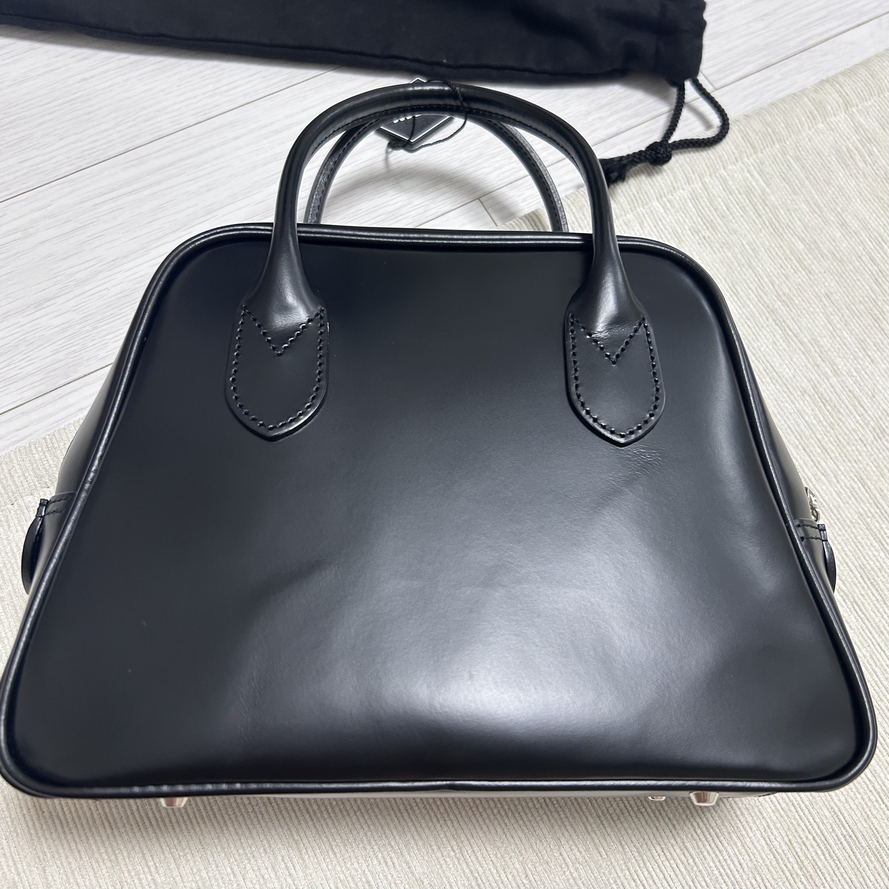 Comme des Garcons Round No.2 Aoyama Bag Black 착용 스타일 - 1